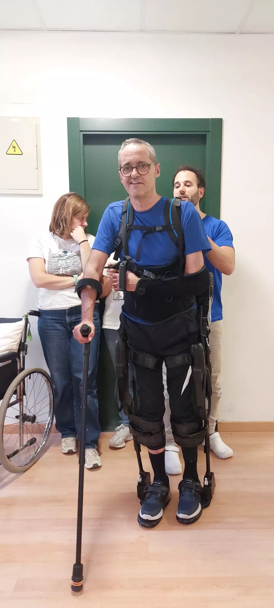 Daniel Rivas, con un exoesqueleto.