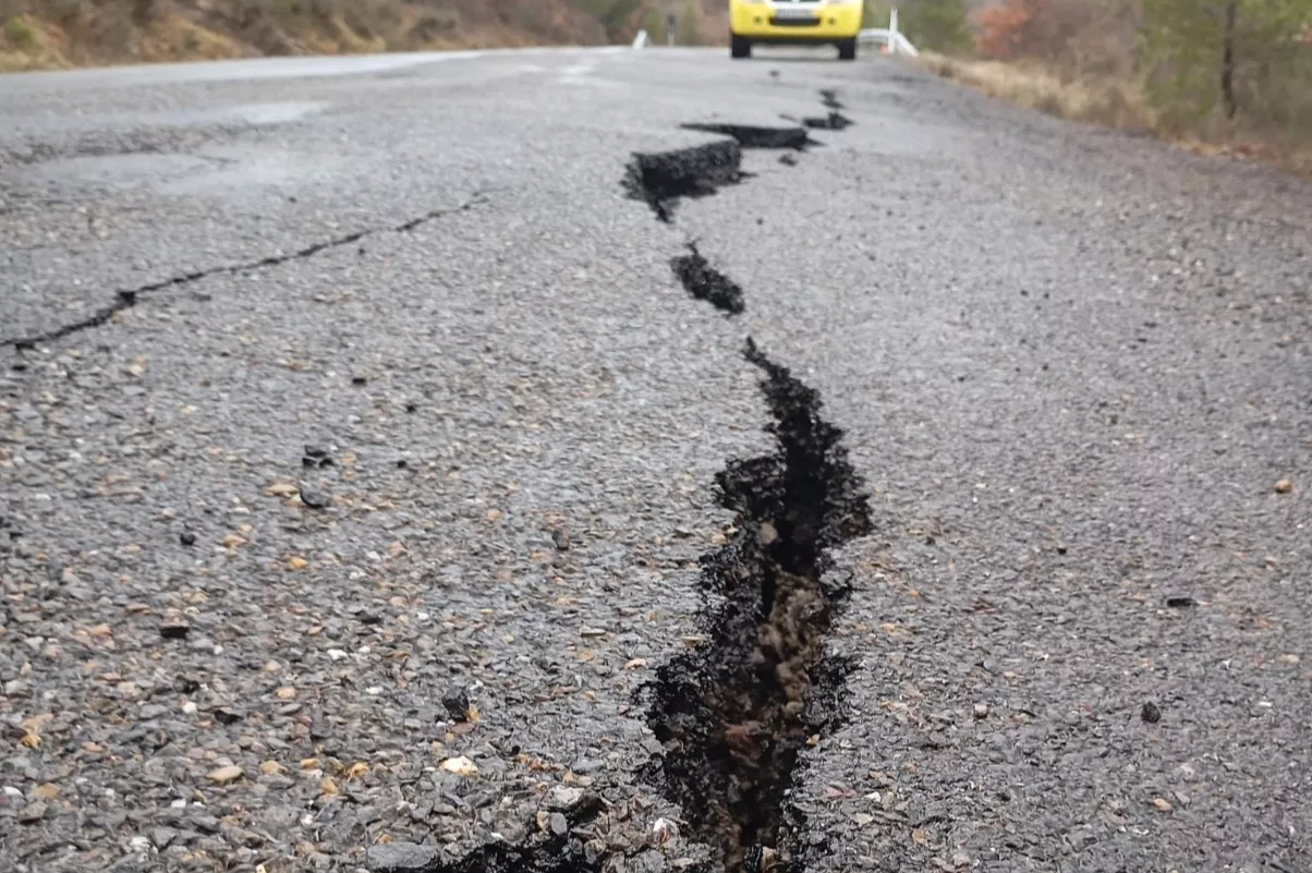 Las lluvias provocan una grieta en la A-2605 en Lastiesas Bajas.