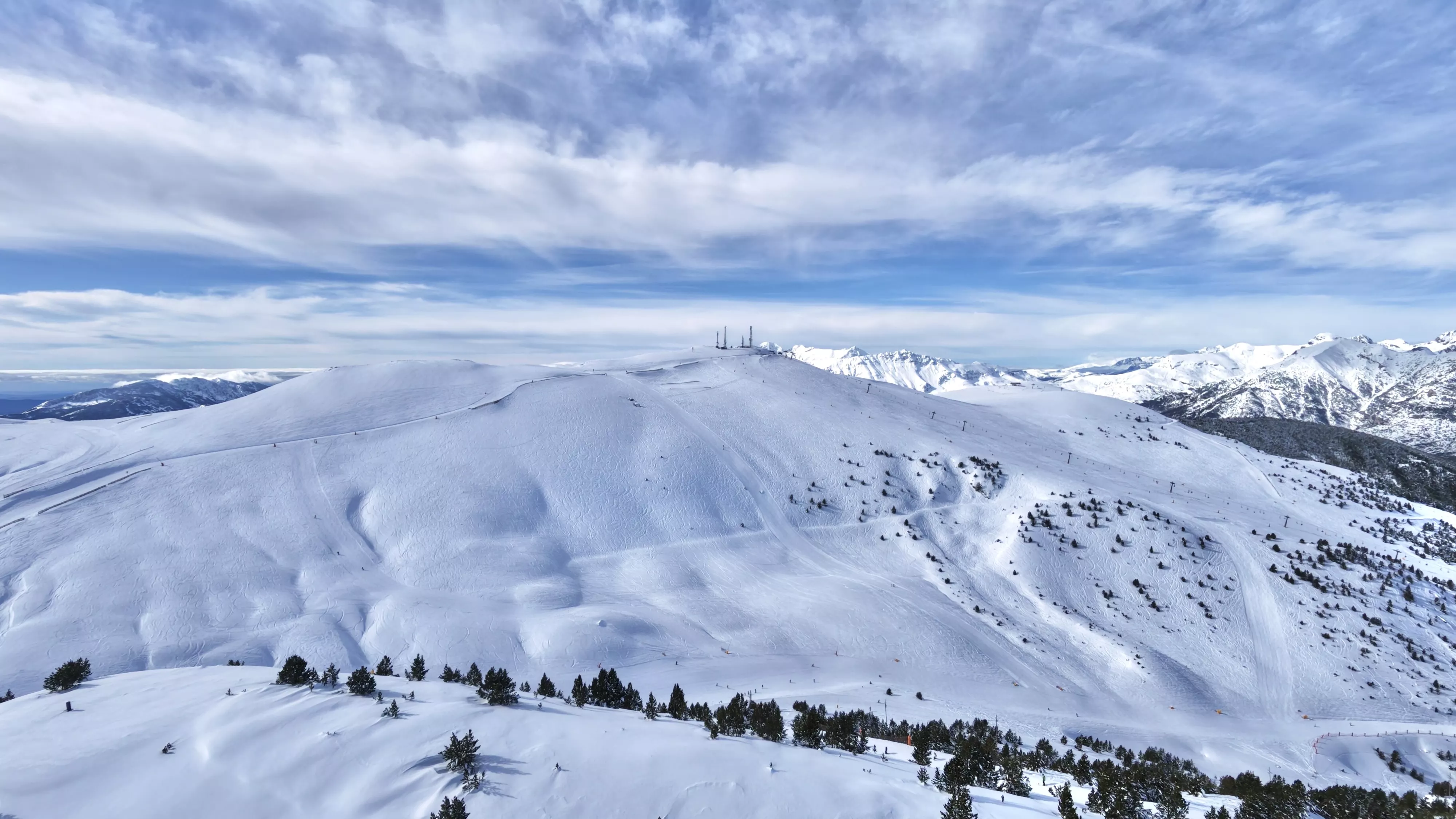 Aramón celebra el Carnaval con nieve abundante, bajada de antorchas, disfraces y DJ internacionales.