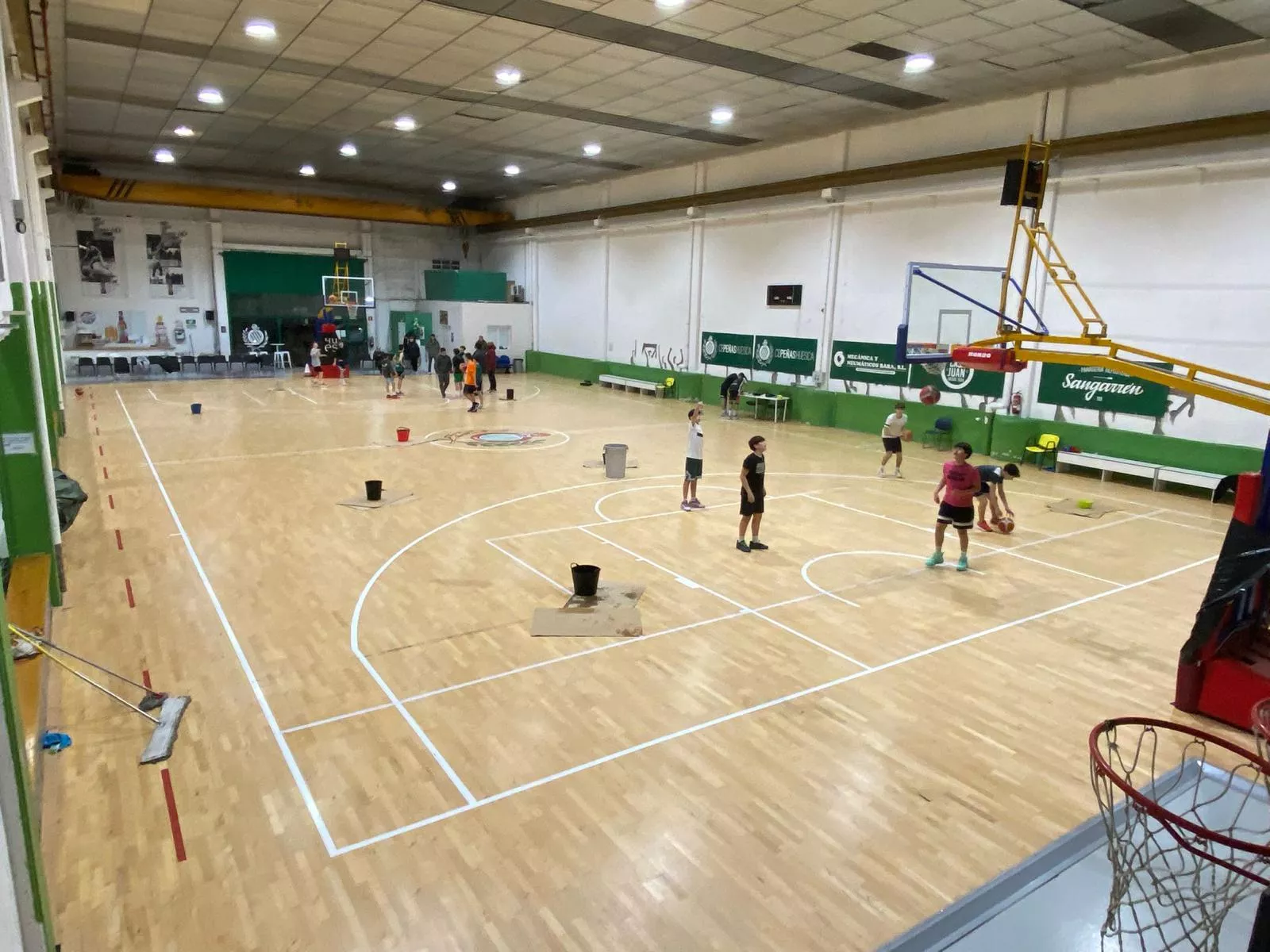 Peñas Center, con cubos para recoger el agua