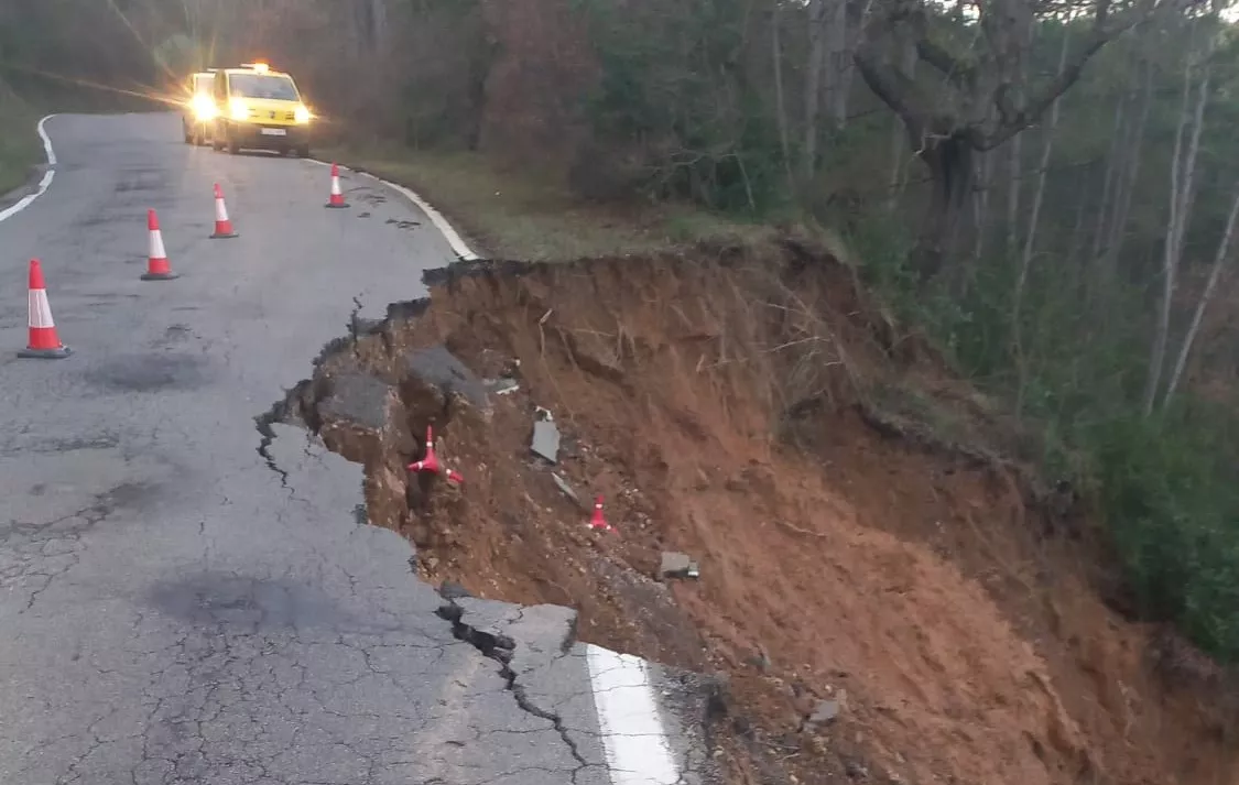 Nuevas incidencias por lluvias afectan a la carretera cerca de Abiego y la vía del tren en Monzón.