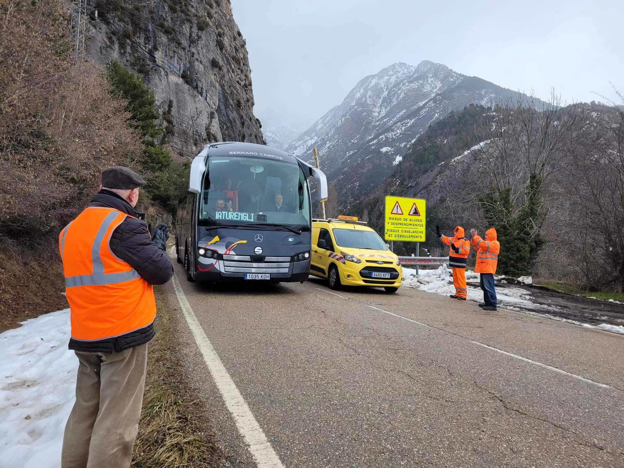 Salida de clientes y trabajadores del balneario de Panticosa tras la retirada de la nieve caída en el alud.