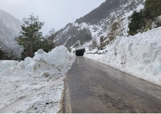 Salida de clientes y trabajadores del Balneario de Panticosa.