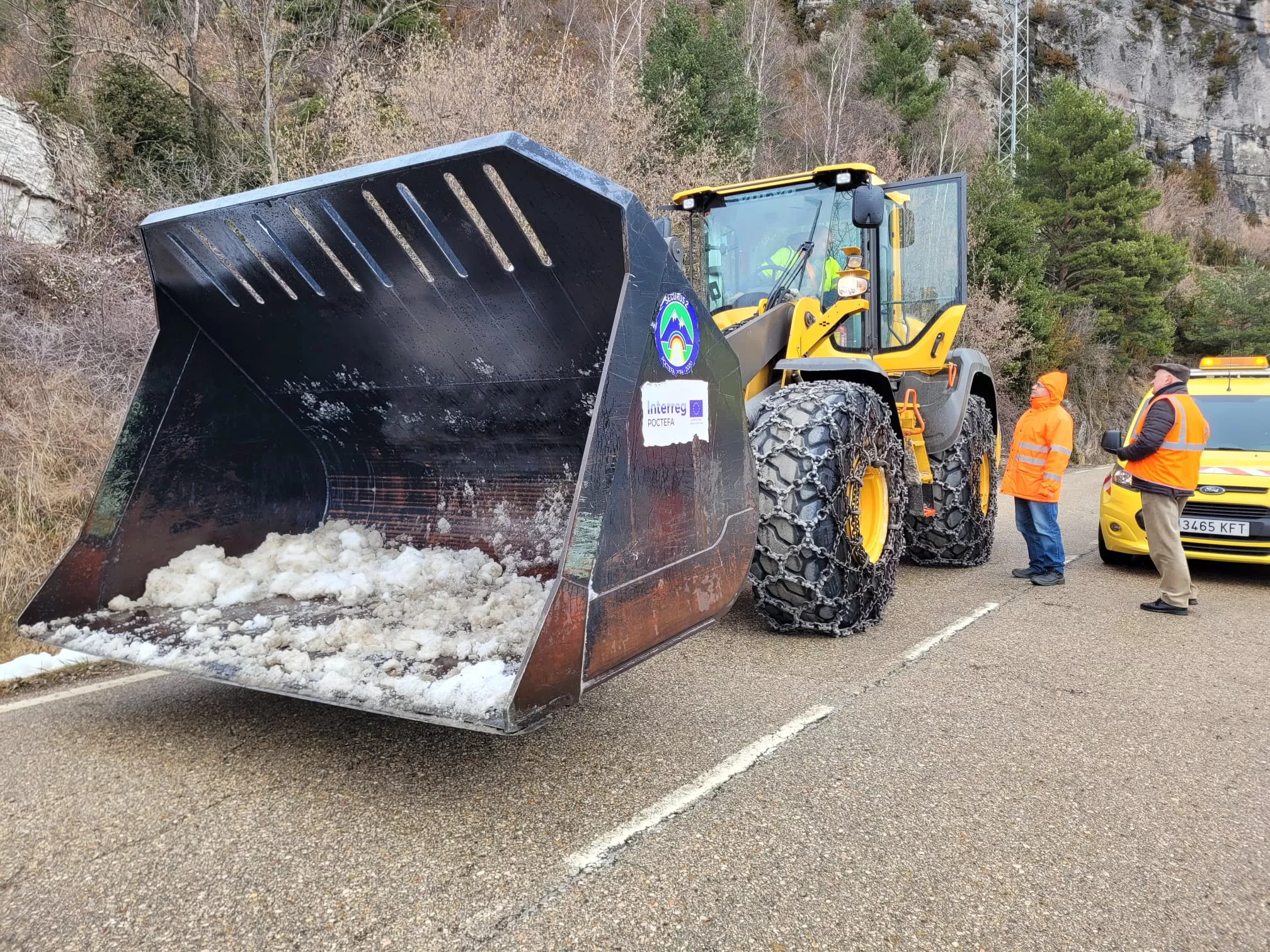 Salida de clientes y trabajadores del Balneario de Panticosa.