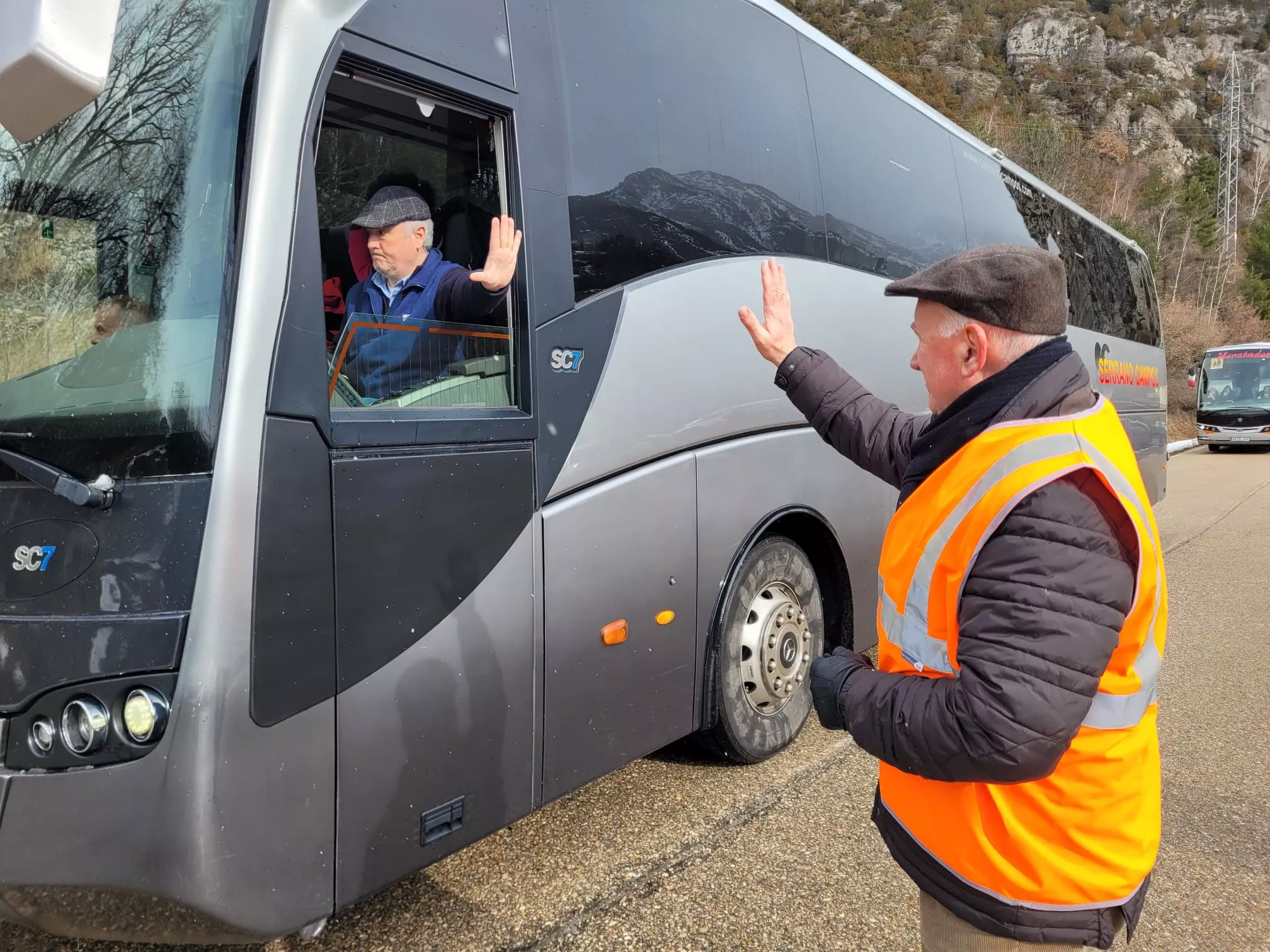 Salida de clientes y trabajadores del Balneario de Panticosa.
