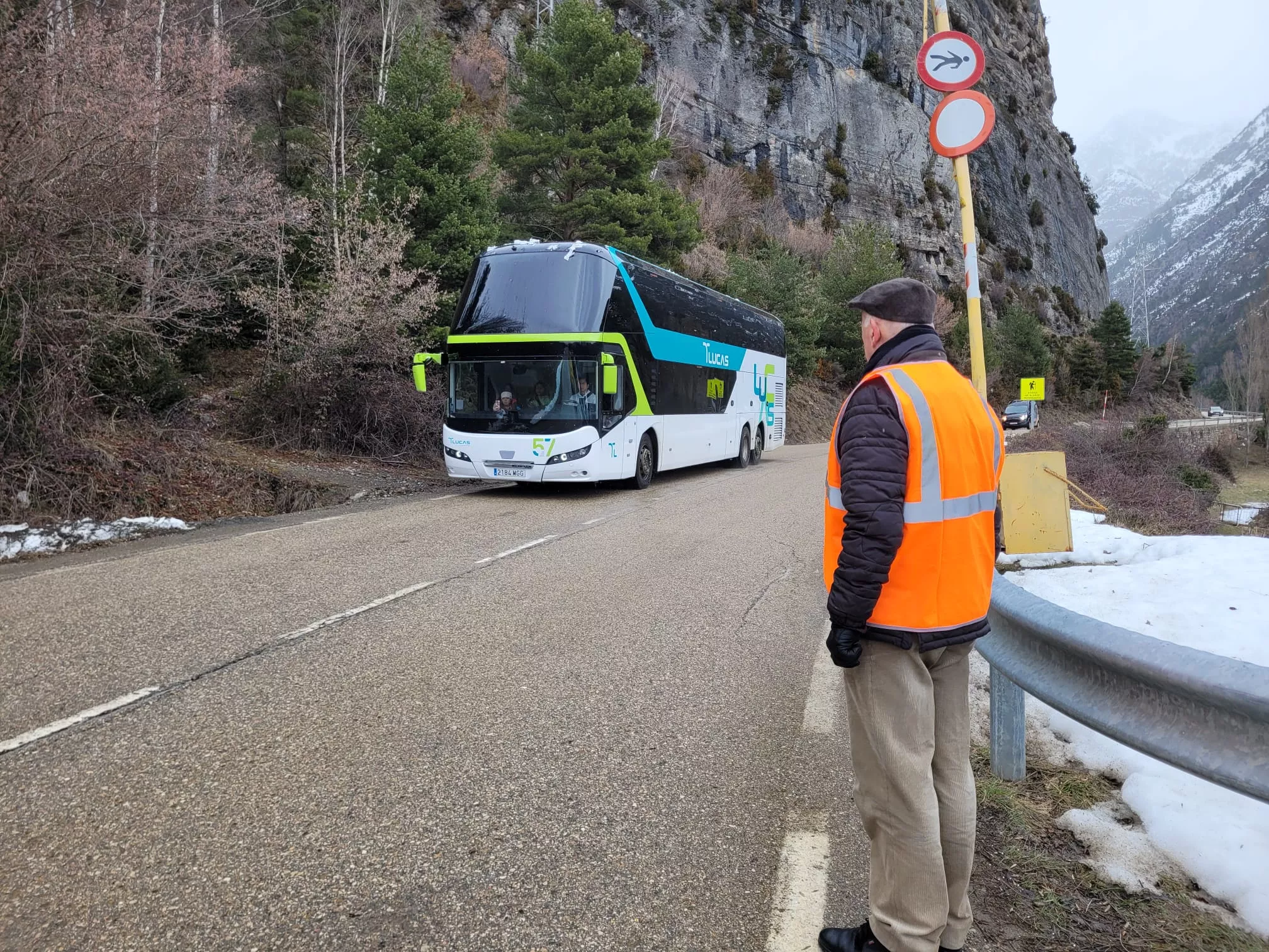 Salida de clientes y trabajadores del Balneario de Panticosa.