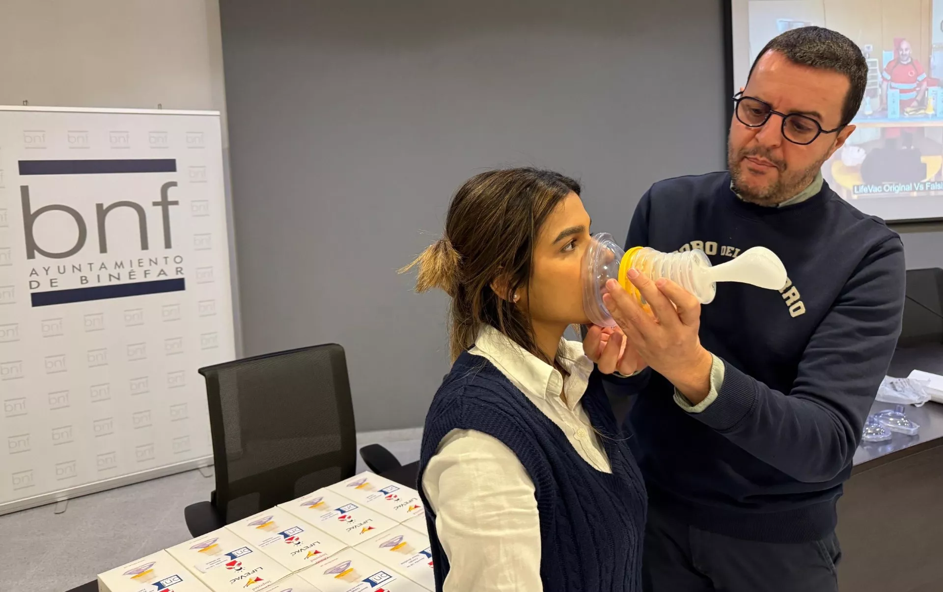 Binéfar reparte en colegios una treintena de mascarillas de emergencia para evitar atragantamientos.