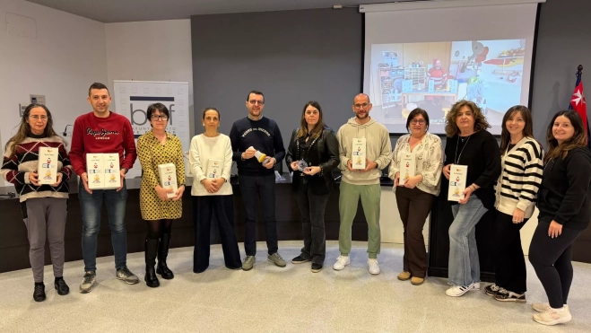 Representantes de entidades que ha recogido mascarillas antiatragantamiento en el Ayuntamiento de Binéfar.