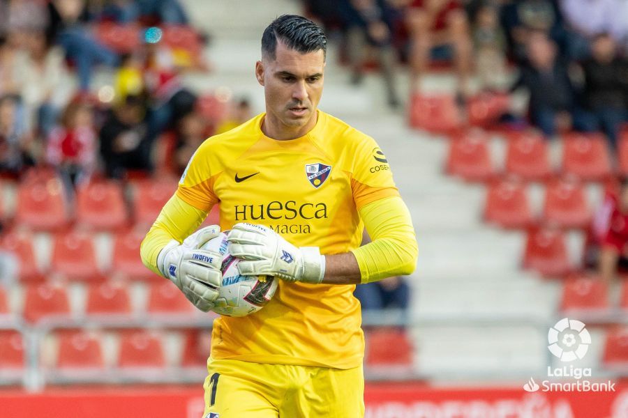 Andrés Fernández, portero del Huesca ante el Mirandés.