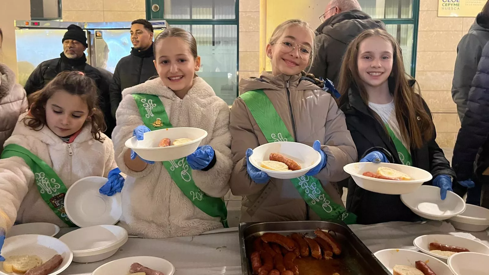 El Jueves Lardero reúne a cientos de oscenses en Huesca y abre el Carnaval con sabor a tradición. Foto Mercedes Manterola
