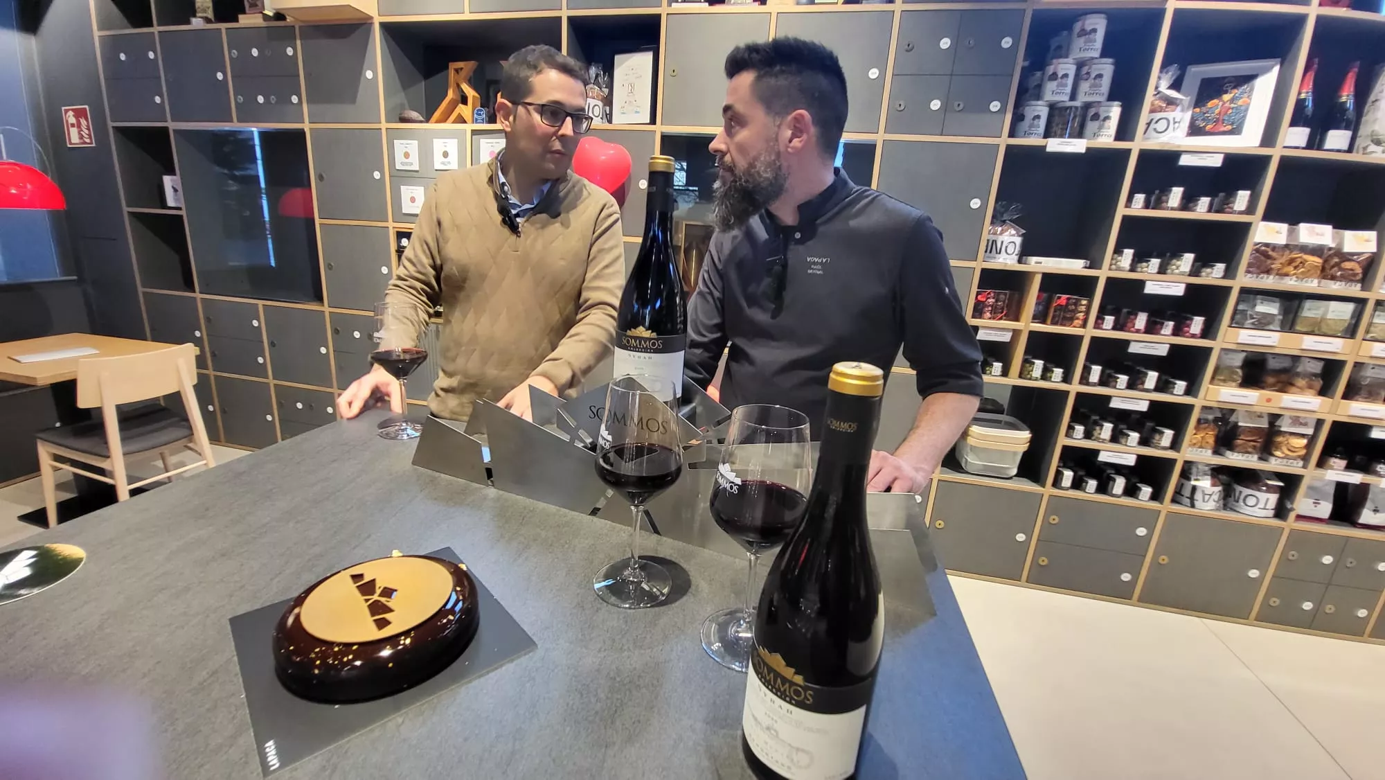 Diego Mur y Raúl Bernal con la Tarta Sacher de Syrah y el vino de Sommos, admiración en Madrid Fusión y al alcance de los oscenses