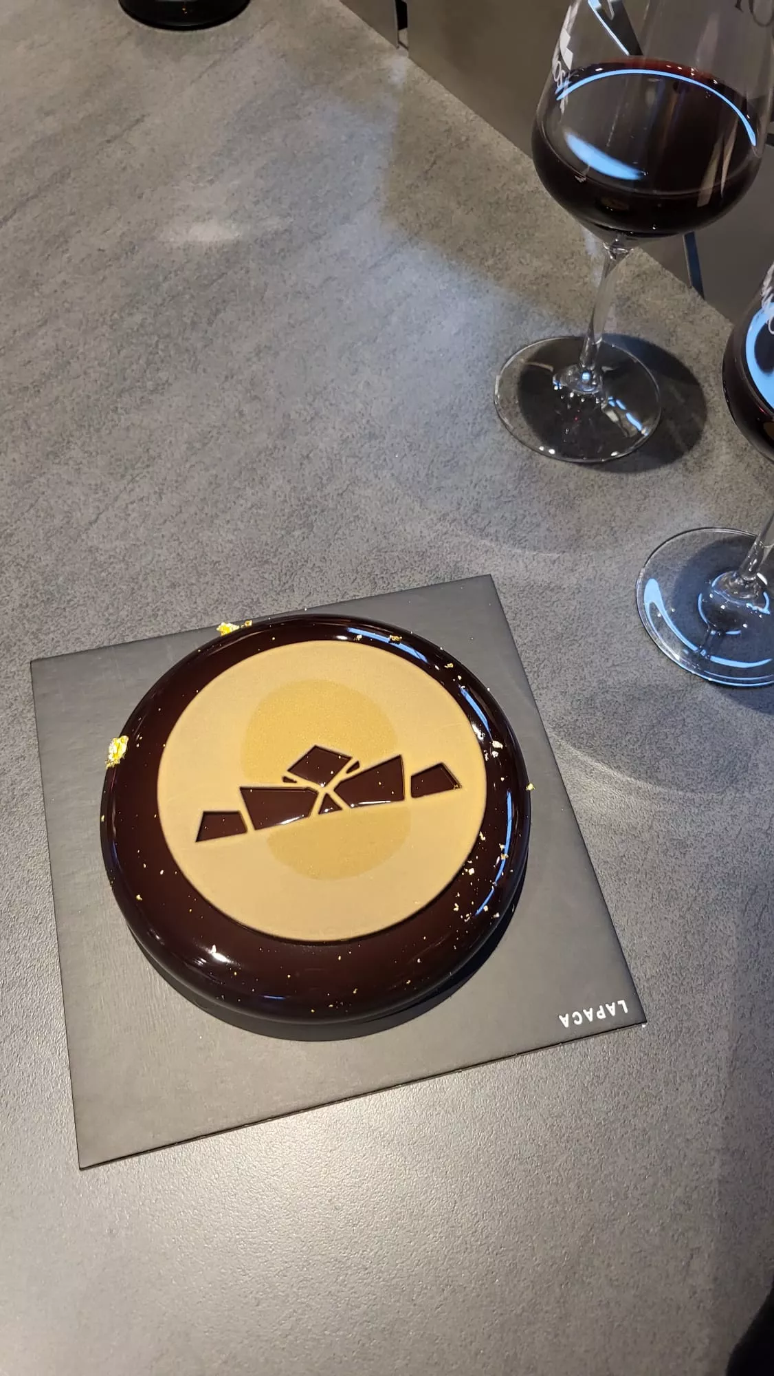 Presentación de la Tarta Sacher de Syrah de Sommos en Lapaca