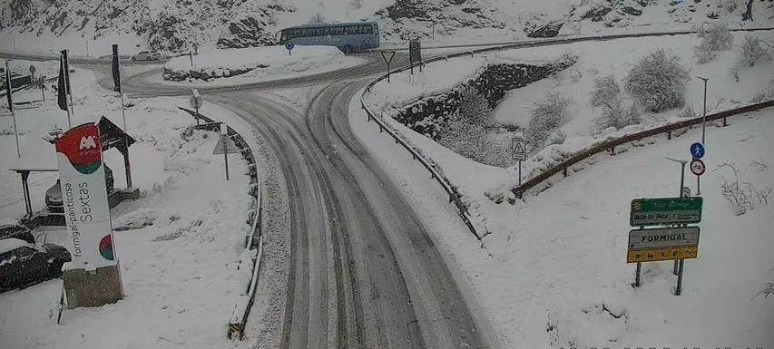 La borrasca Oriana deja nieve en el Pirineo y complica la circulación en una decena de carreteras.