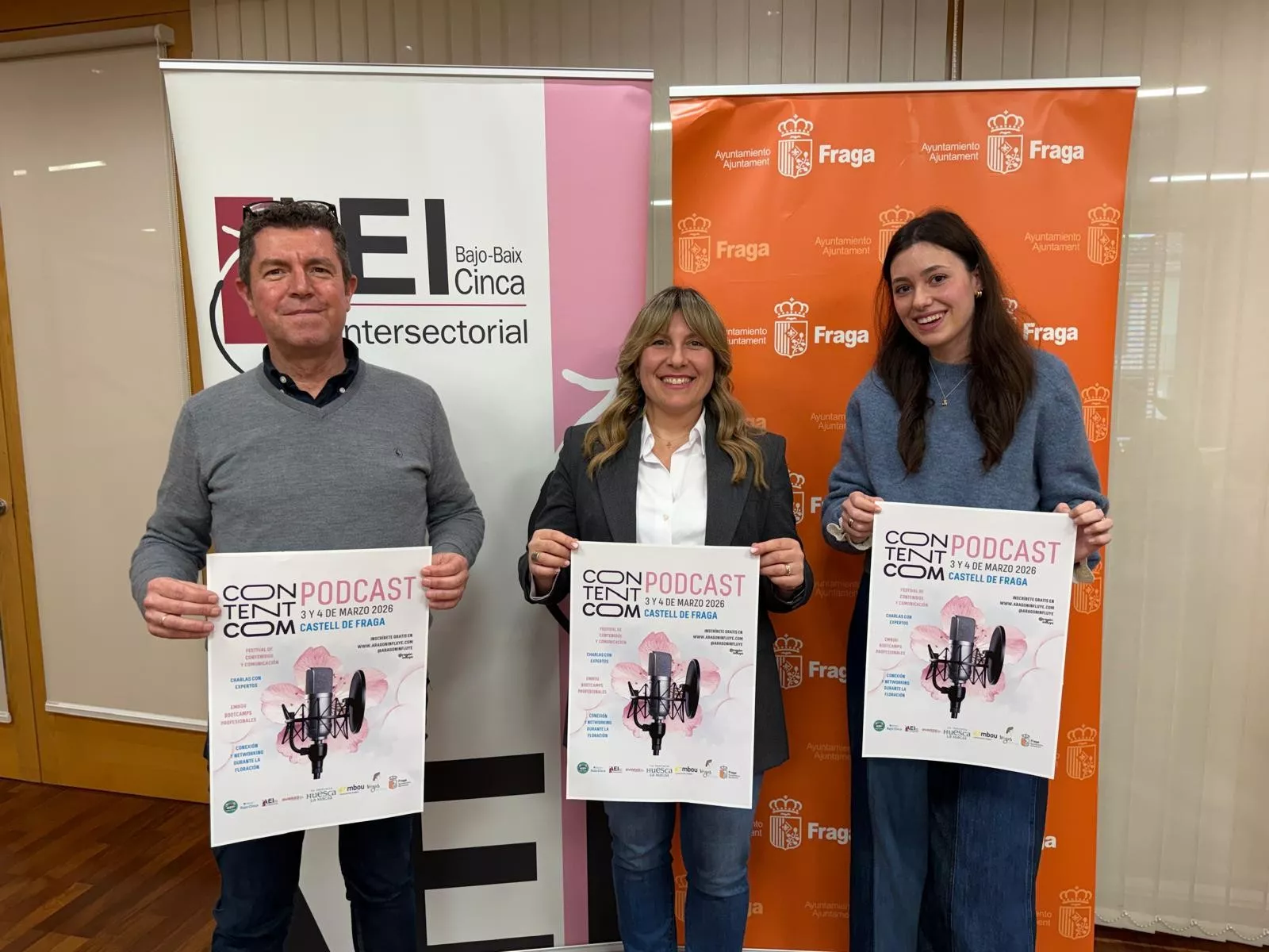 Carlos Farriols, Verónica Alins y Andrea Gil con el cartel del Contentcom Podcast de Fraga