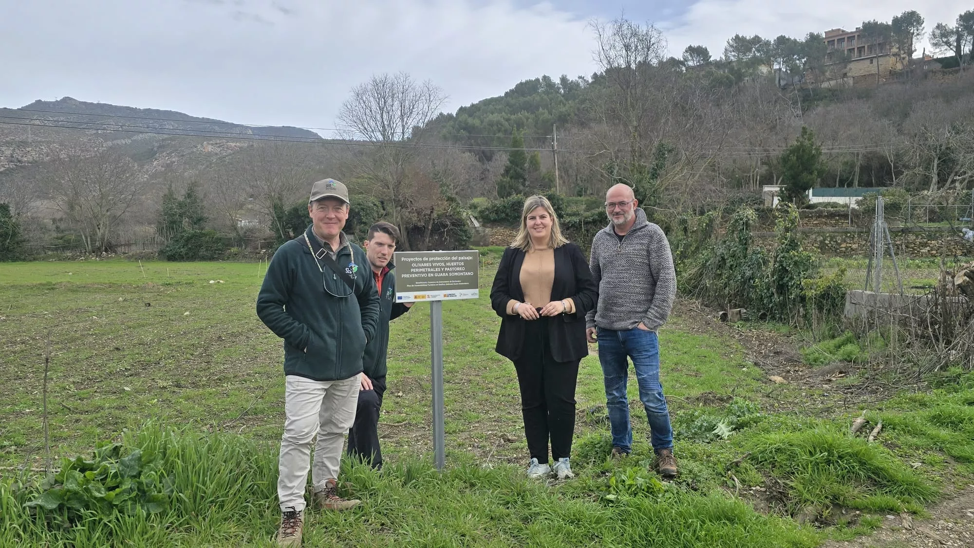 La vicepresidenta de la Comarca del Somontano, Pilar Lleyda, con los custodios de SEO Birdlife