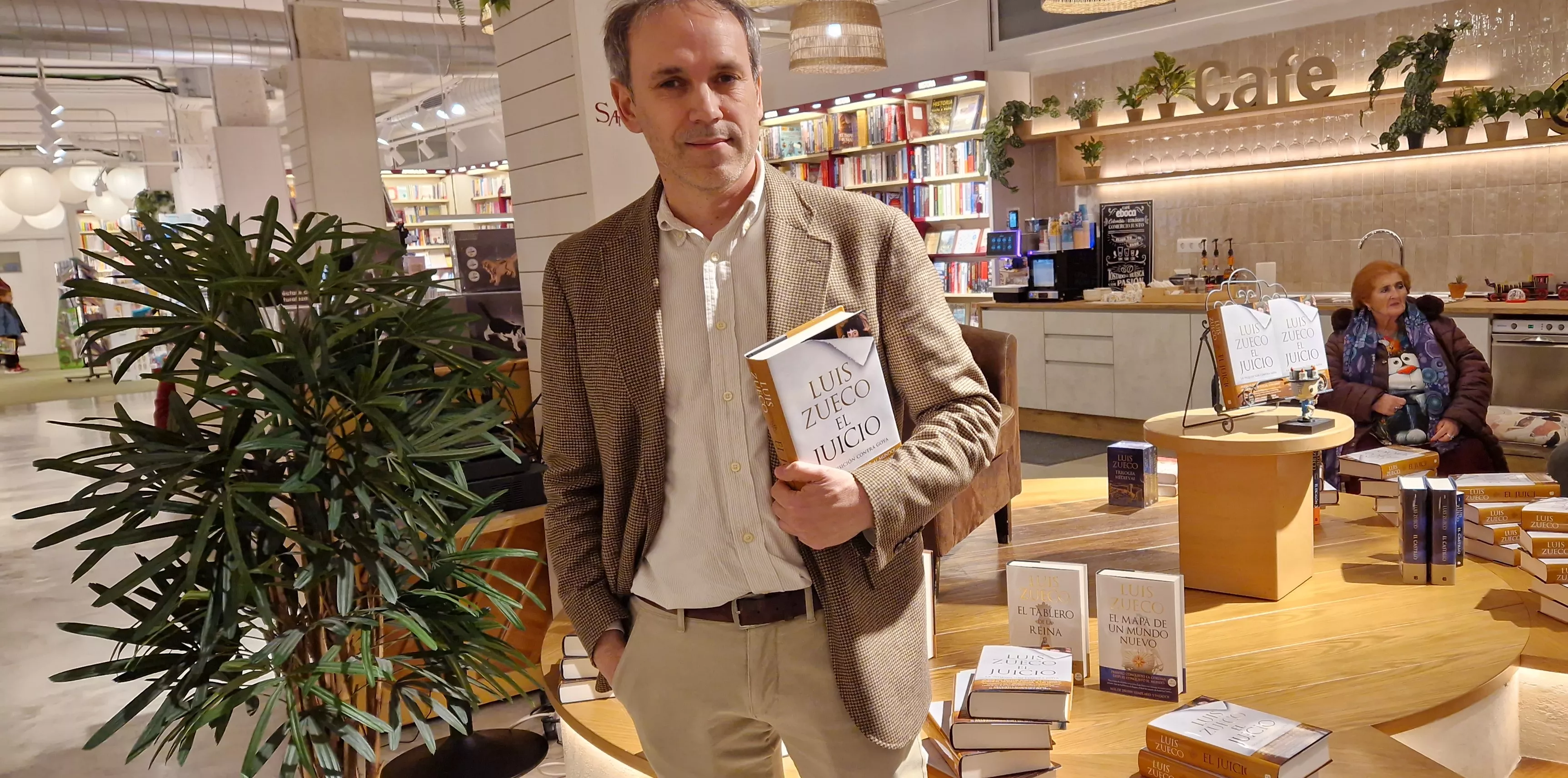 Luis Zueco, en la librería Santos Ochoa de Huesca, con "El juicio". Foto Myriam Martínez