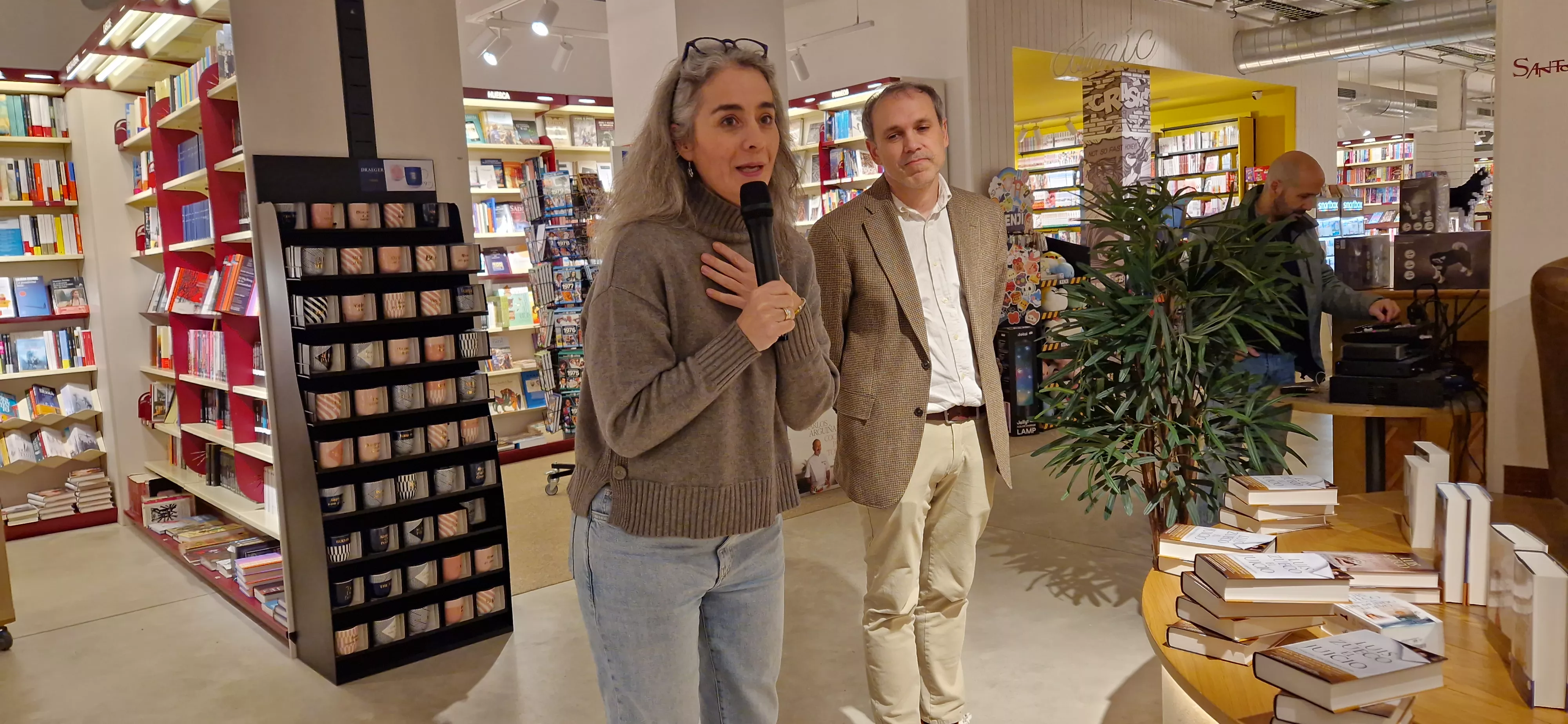 Luis Zueco, en la librería Santos Ochoa de Huesca, con "El juicio". Foto Myriam Martínez