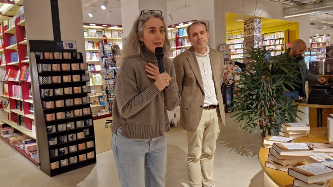 Luis Zueco, en la librería Santos Ochoa de Huesca, con "El juicio". Foto Myriam Martínez