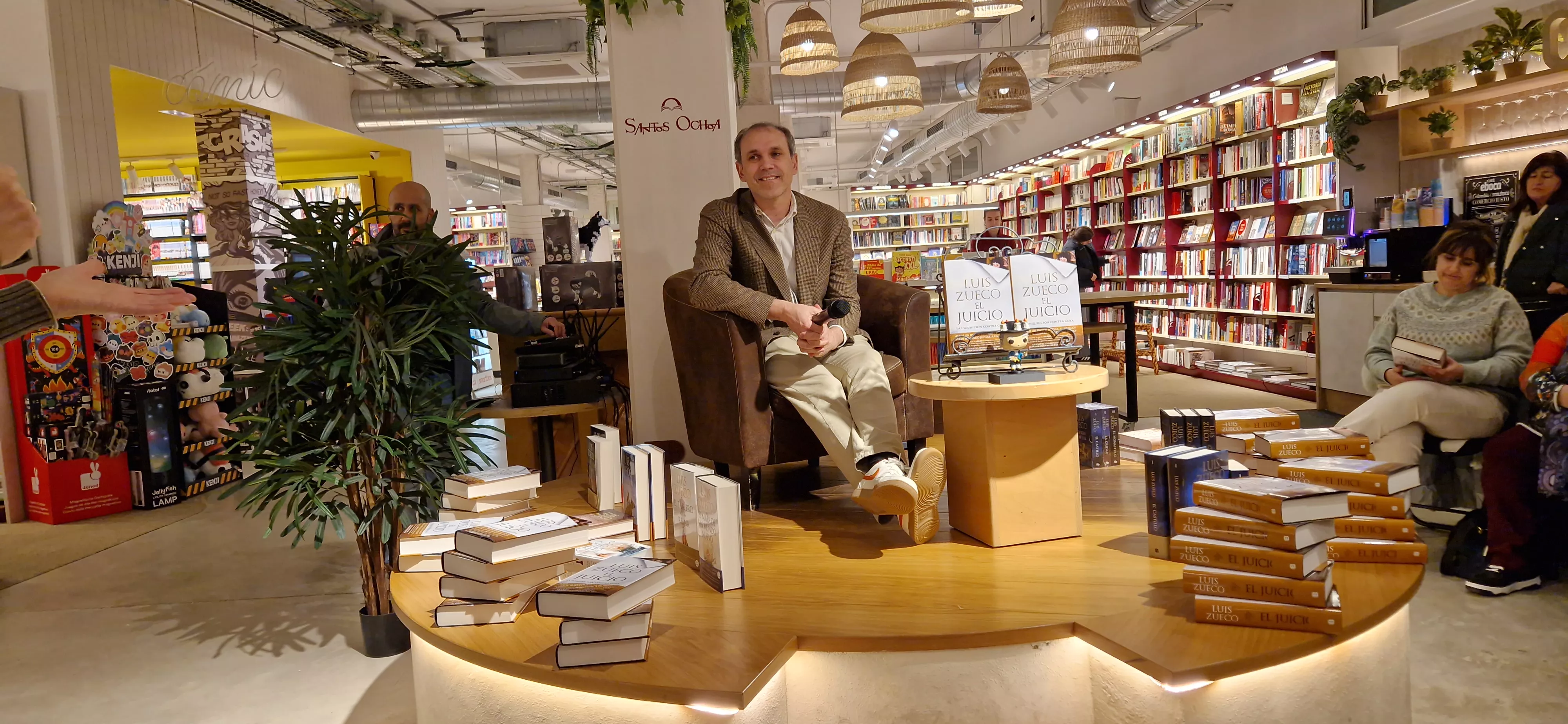 Luis Zueco, en la librería Santos Ochoa de Huesca, con "El juicio". Foto Myriam Martínez