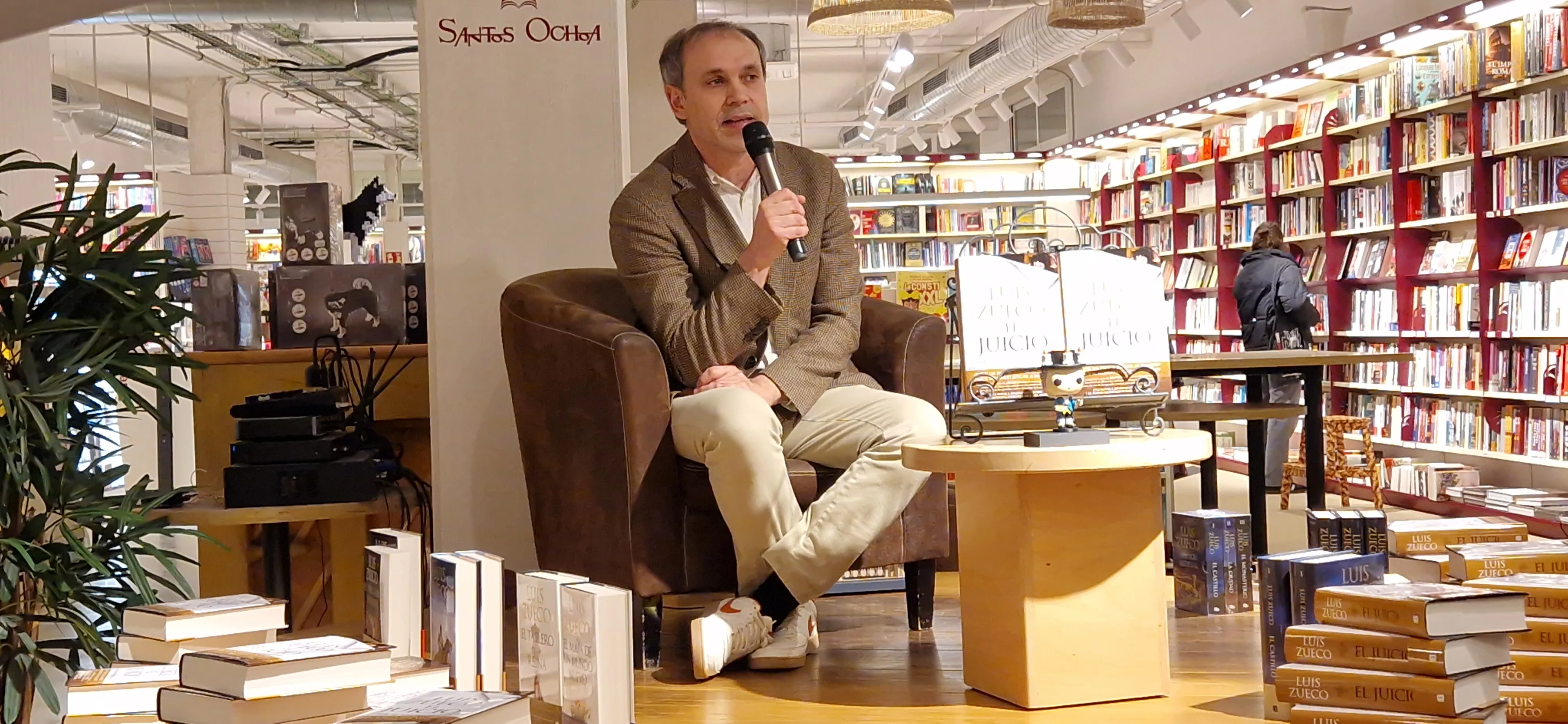Luis Zueco, en la librería Santos Ochoa de Huesca, con "El juicio". Foto Myriam Martínez