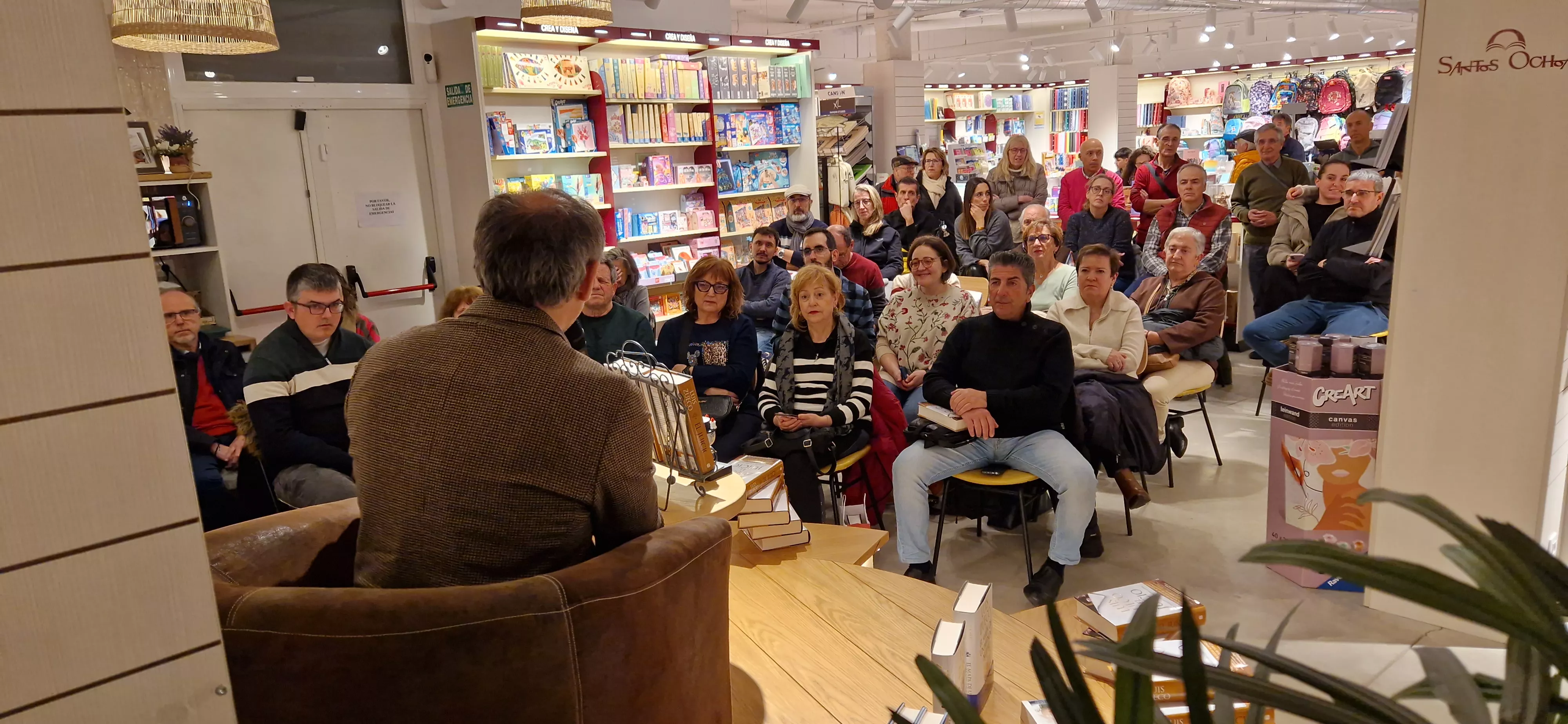 Luis Zueco, en la librería Santos Ochoa de Huesca, con "El juicio". Foto Myriam Martínez