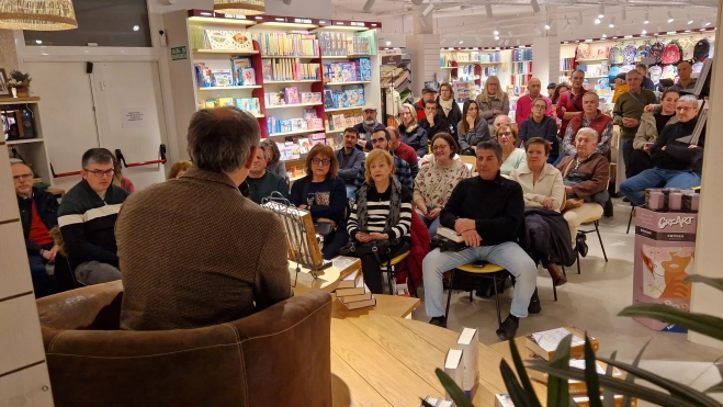 Luis Zueco, en la librería Santos Ochoa de Huesca, con "El juicio". Foto Myriam Martínez