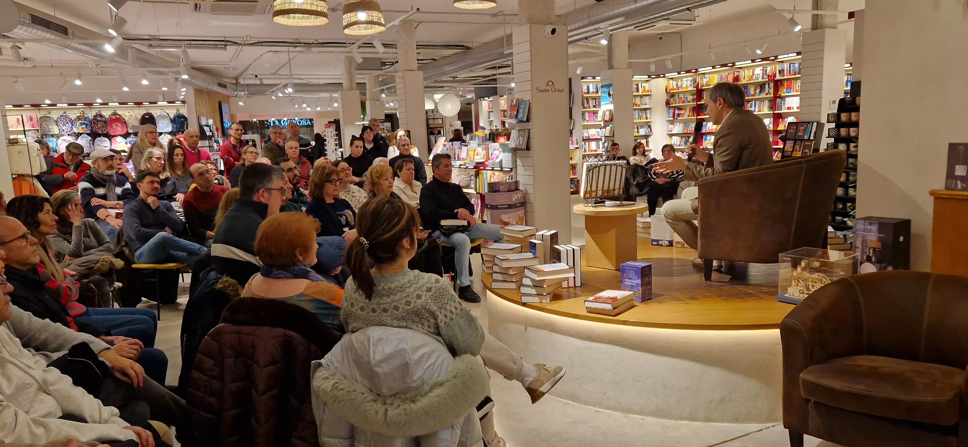 Luis Zueco, en la librería Santos Ochoa de Huesca, con "El juicio". Foto Myriam Martínez