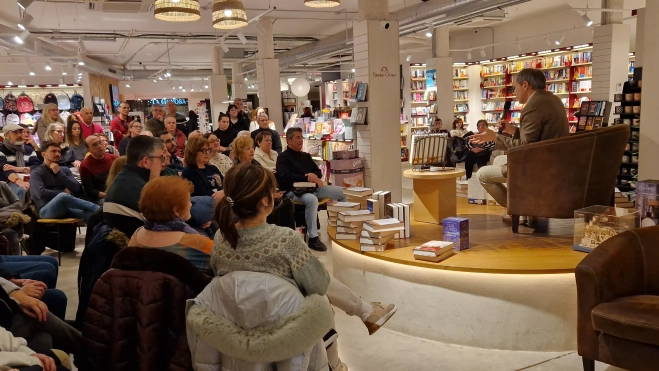 Luis Zueco, en la librería Santos Ochoa de Huesca, con "El juicio". Foto Myriam Martínez