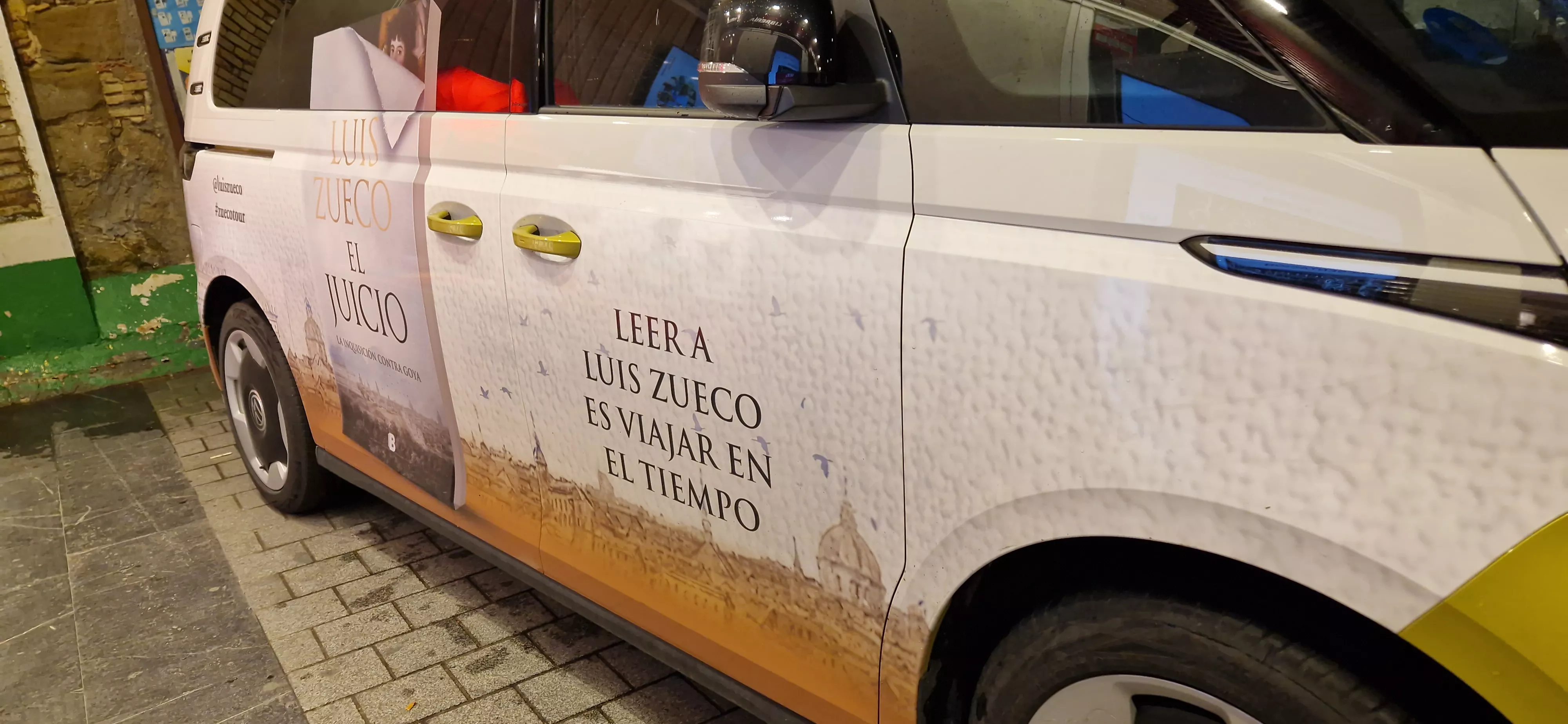 Furgoneta de Luis Zueco, a las puertas de la librería Santos Ochoa. Foto Myriam Martínez