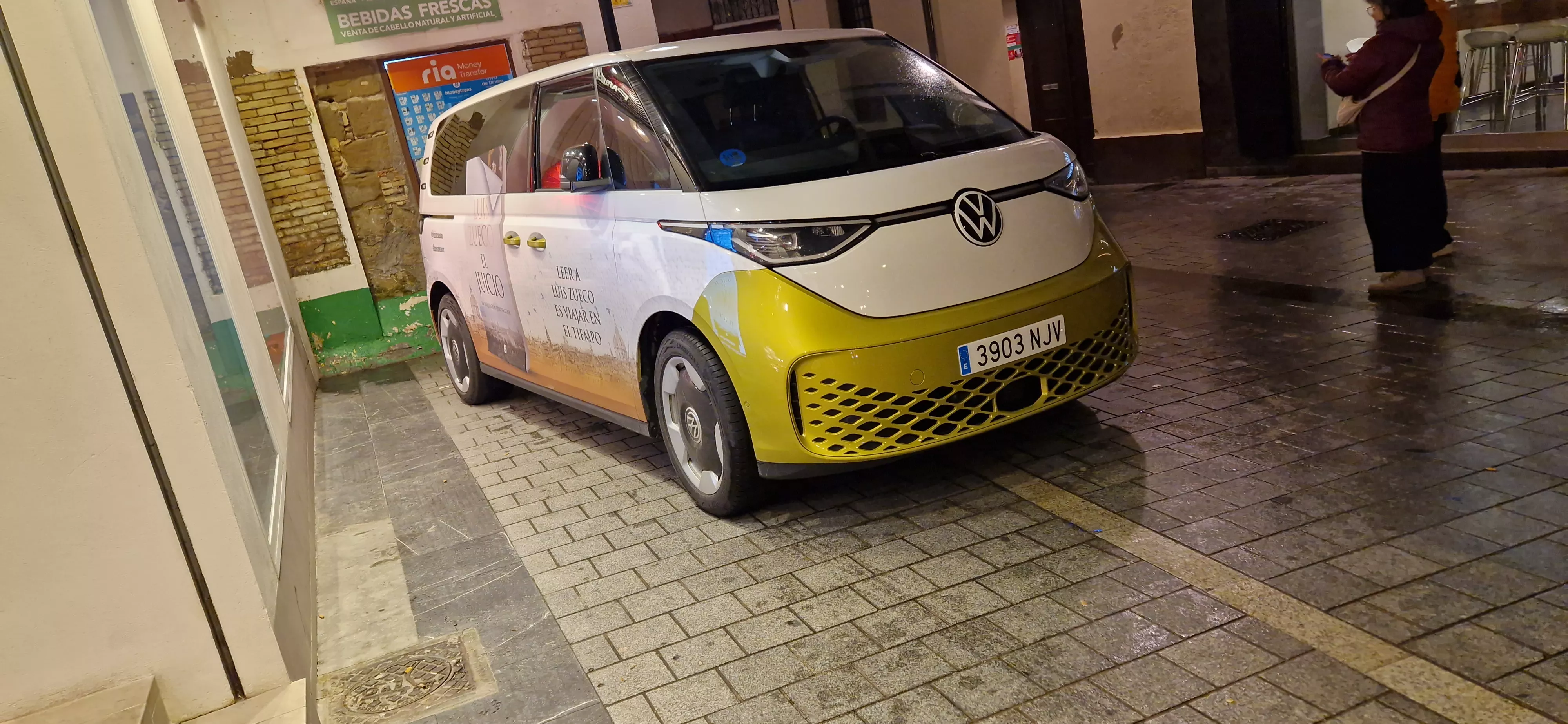 Furgoneta de Luis Zueco, a las puertas de la librería Santos Ochoa. Foto Myriam Martínez
