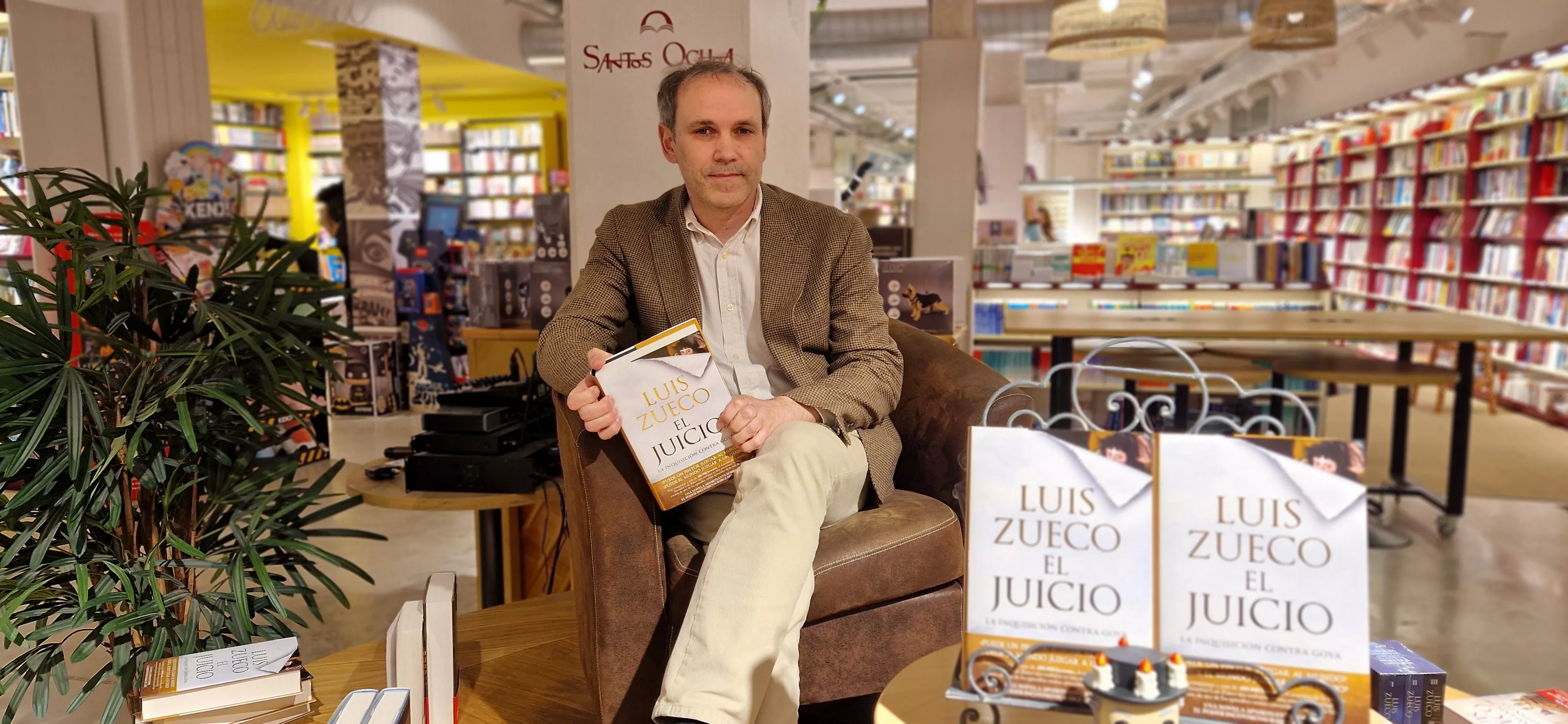 Luis Zueco, en la librería Santos Ochoa de Huesca. Foto Myriam Martínez