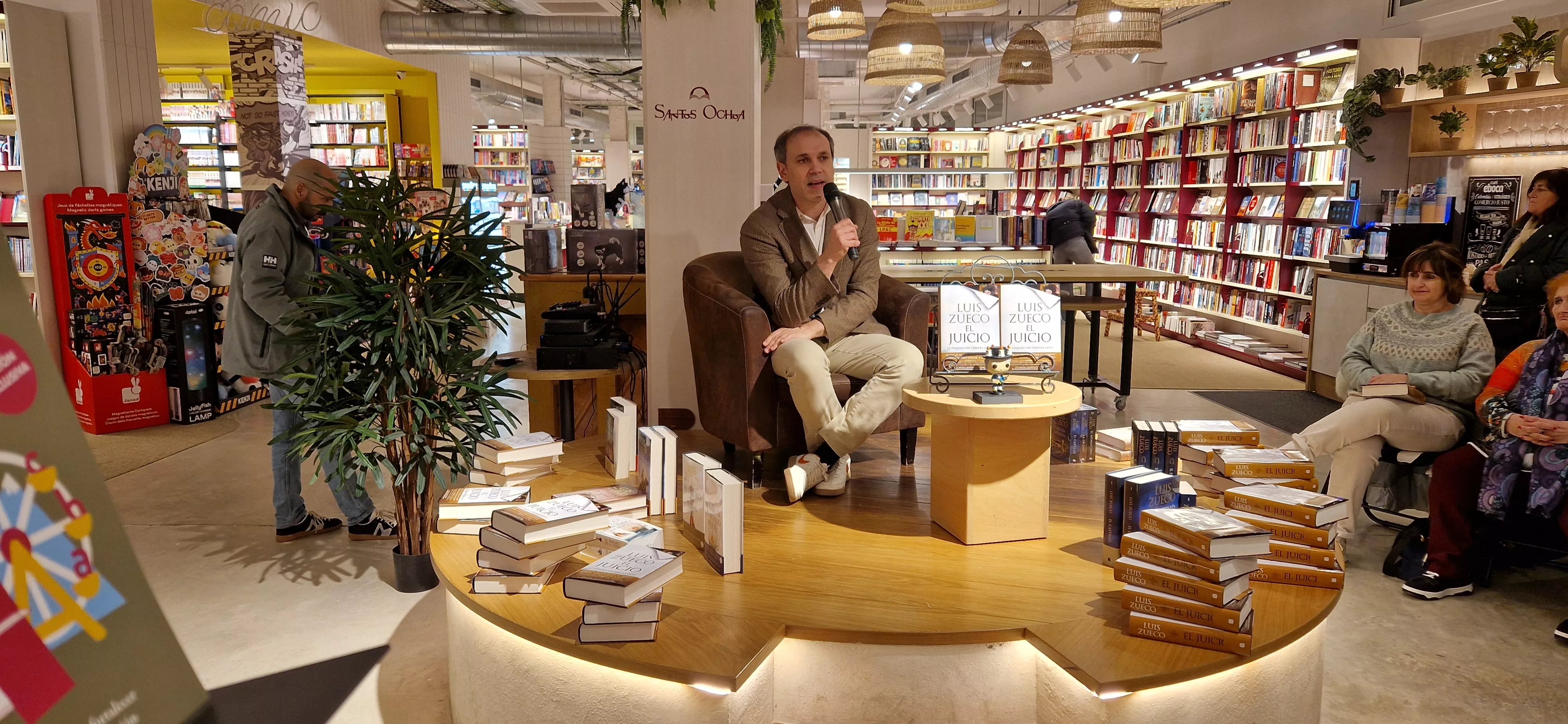 Luis Zueco, presentando su libro en Santos Ochoa. Foto Myriam Martínez