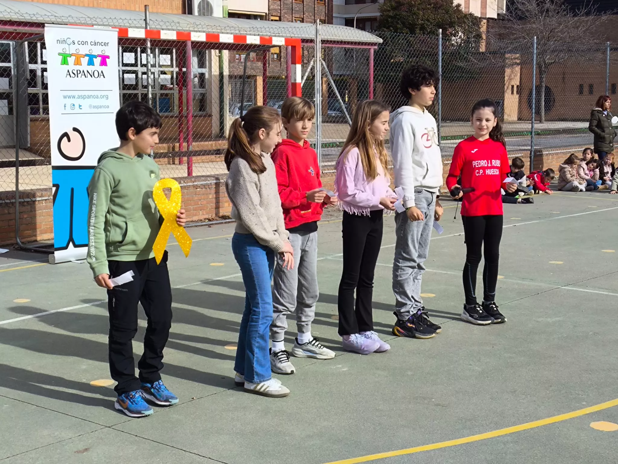 El Colegio Pedro J Rubio de Huesca ha conmemorado el Día del Cáncer Infantil.