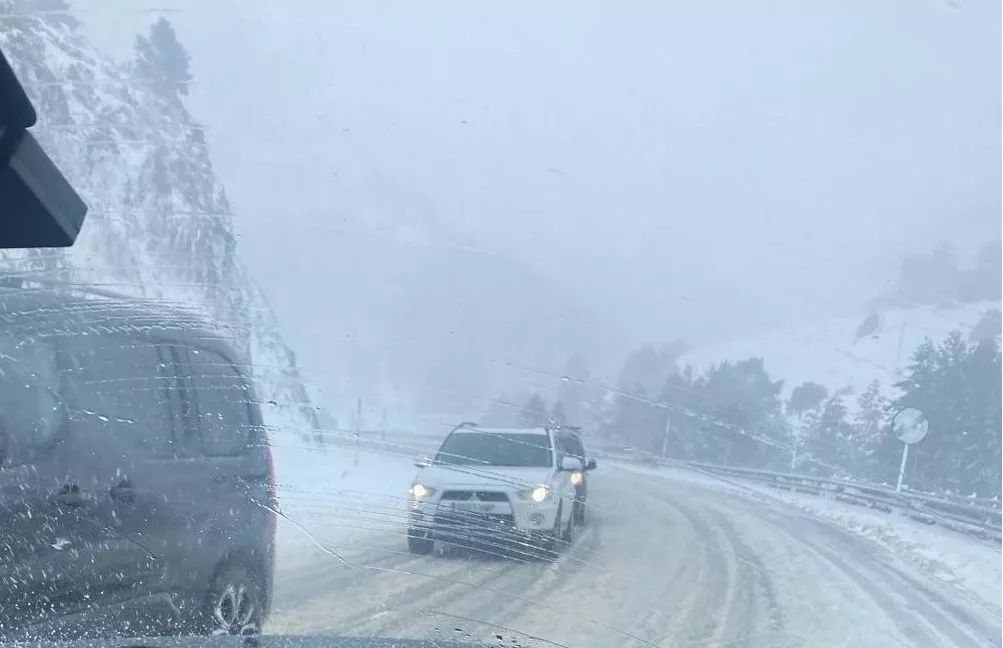 Estado de la carretera en Candanchú en la mañana de este sábado.
