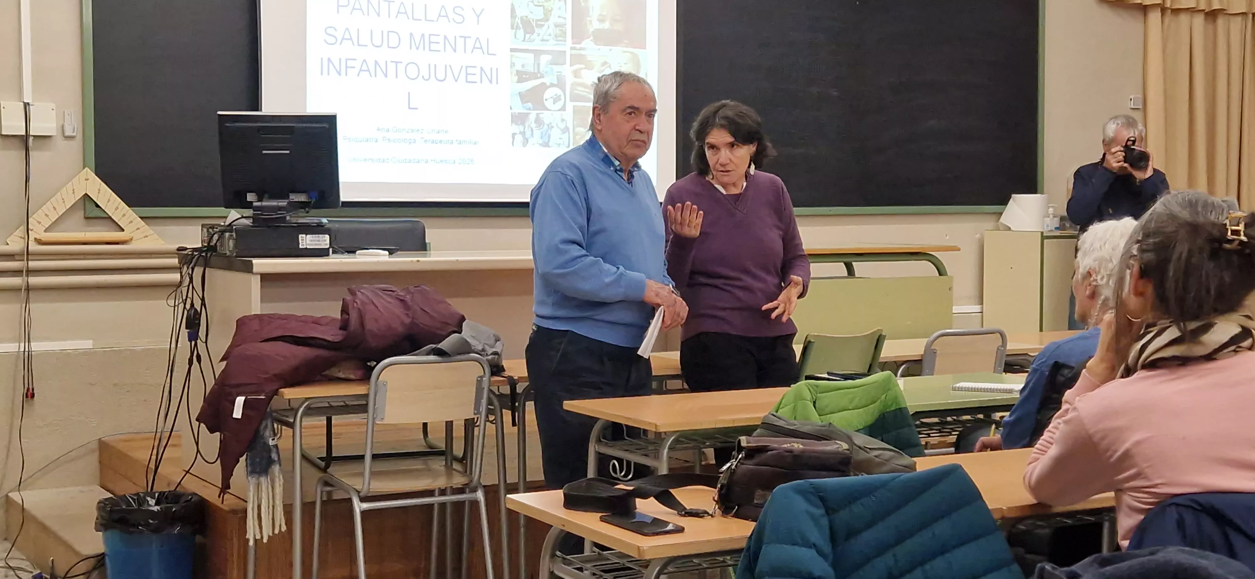 Ana González Uriarte en la charla sobre pantallas de la Universidad Ciudadana. Foto Myriam Martínez