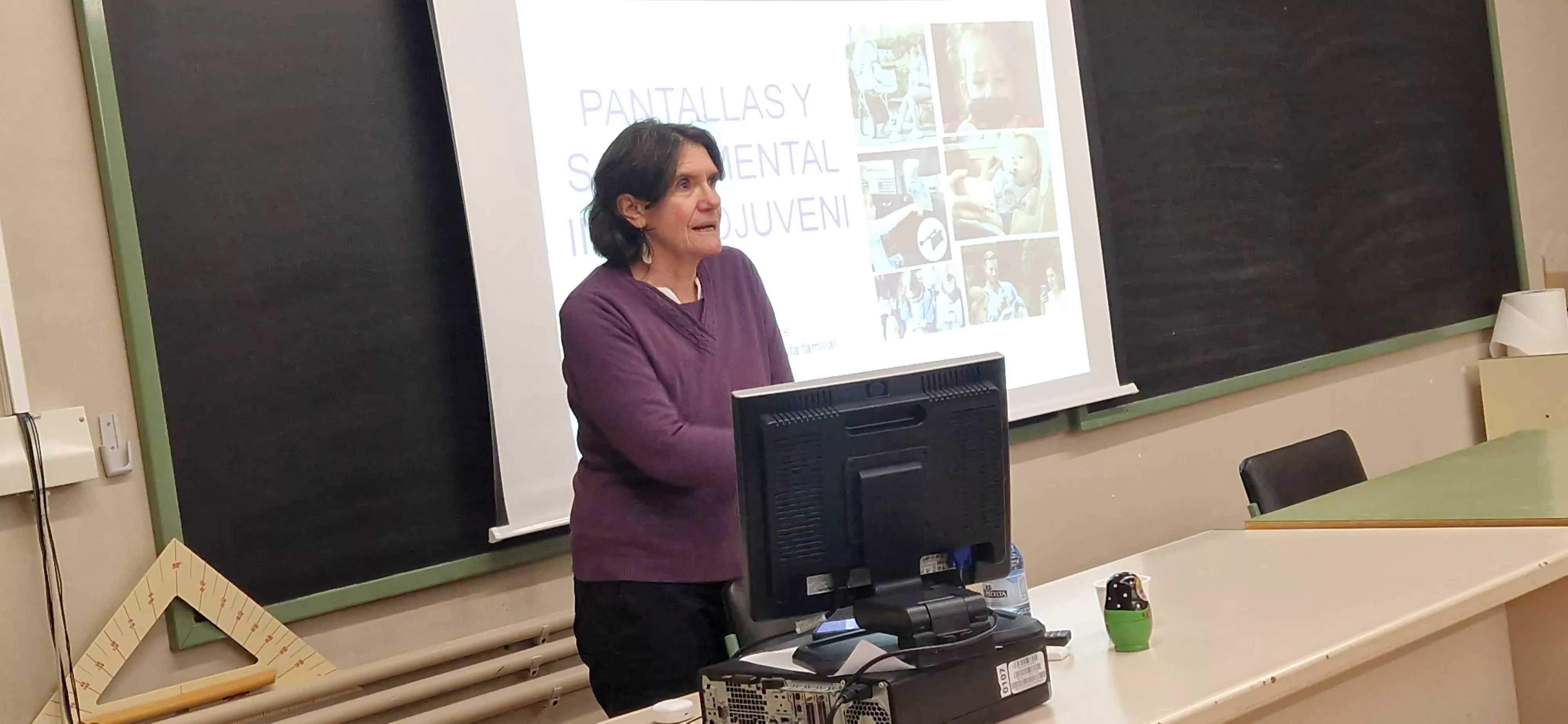 Ana González Uriarte en la charla sobre pantallas de la Universidad Ciudadana. Foto Myriam Martínez