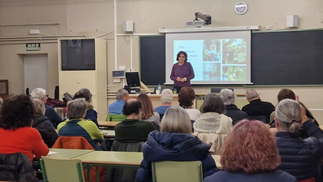 Ana González Uriarte en la charla sobre pantallas de la Universidad Ciudadana. Foto Myriam Martínez Ana González Uriarte en la charla sobre pantallas de la Universidad Ciudadana. Foto Myriam Martínez