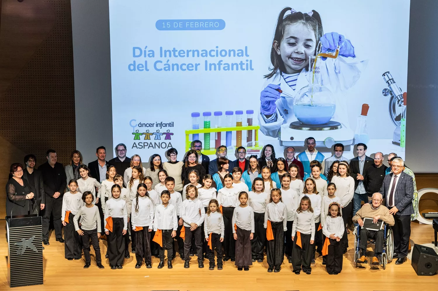 Foto de familia de todas las personas homenajeadas por Aspanoa.