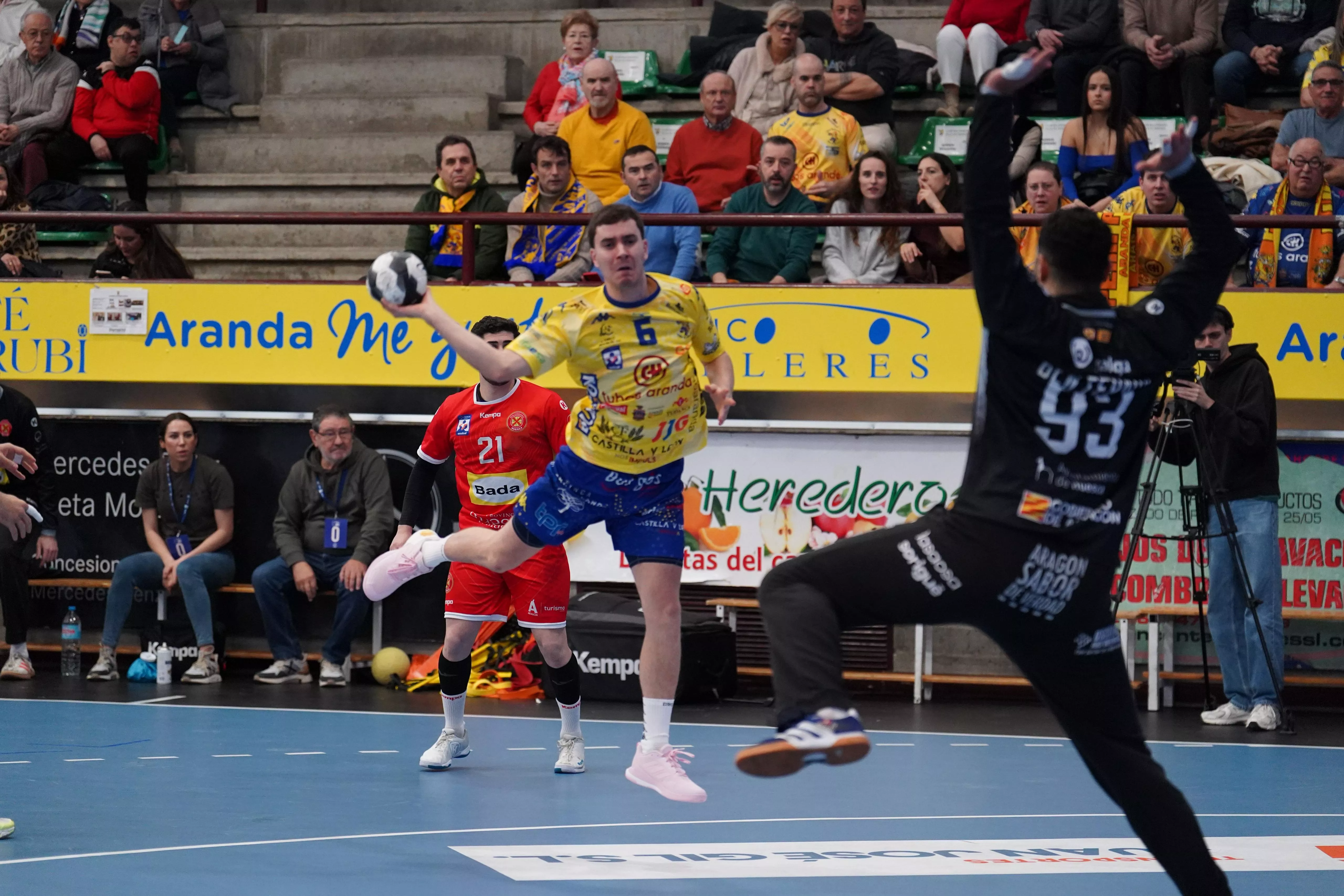 Ben Tekaya, un gigante para romper brillantemente el maleficio de fuera de casa. Un muro inmenso para Aranda