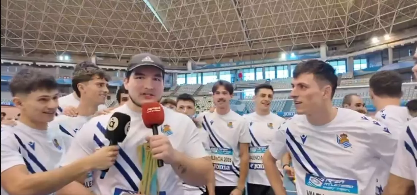 Jorge David Torre, segundo por la derecha, con la Real Sociedad