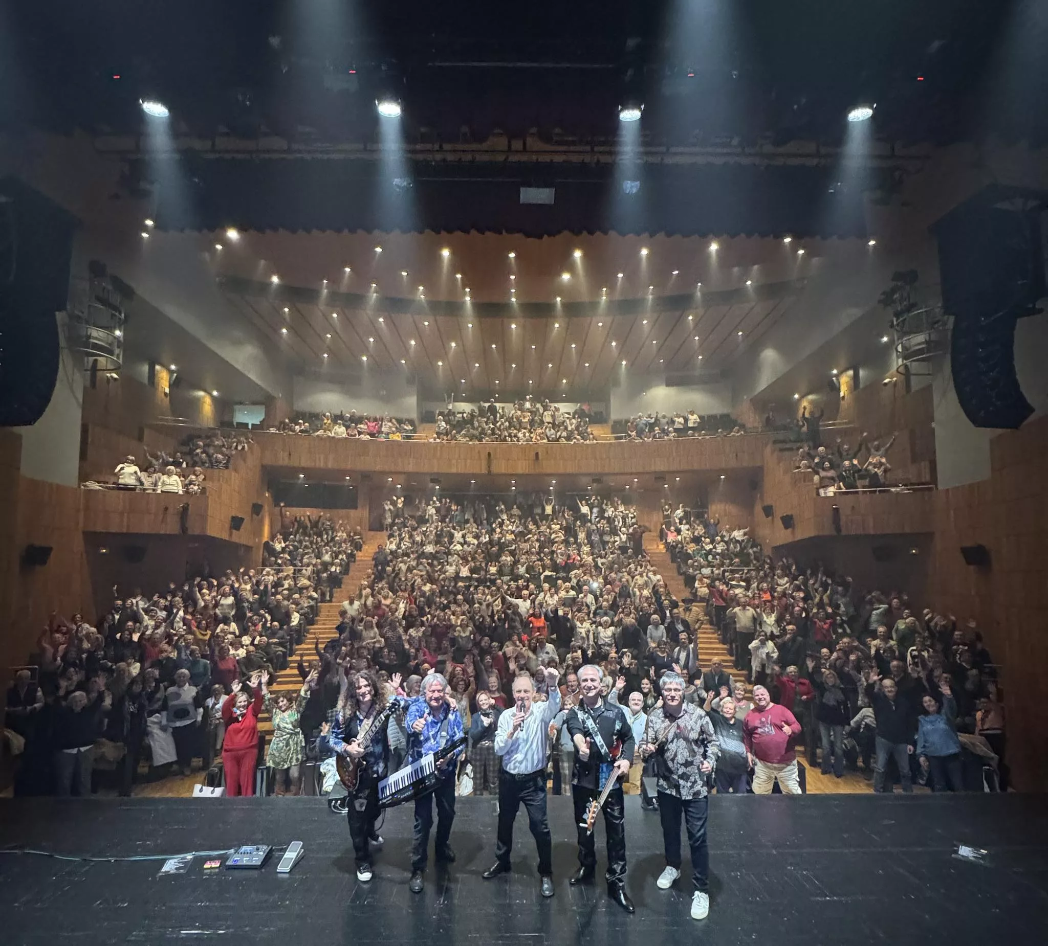 Foto final del concierto de Fórmula V en Huesca.