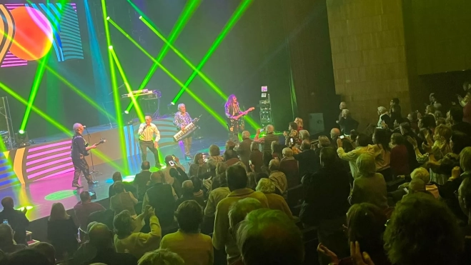 El público puesto en pie en la parte final del concierto. Foto Mercedes Manterola