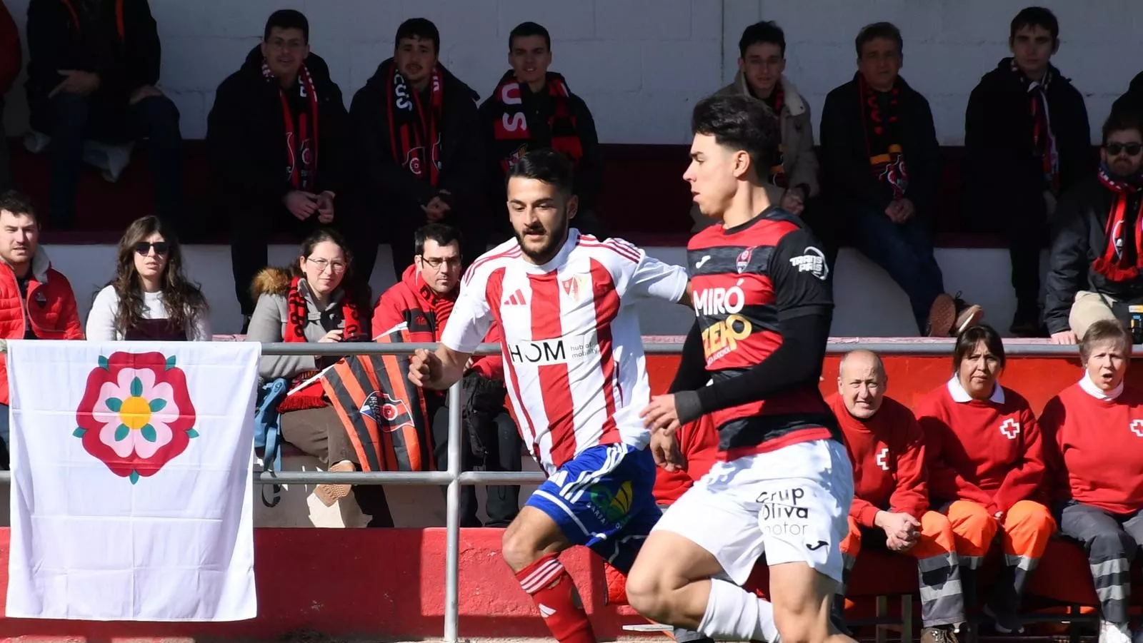 Bautista, jugador del Barbastro, ante un rival. Foto: mCamb_Photos