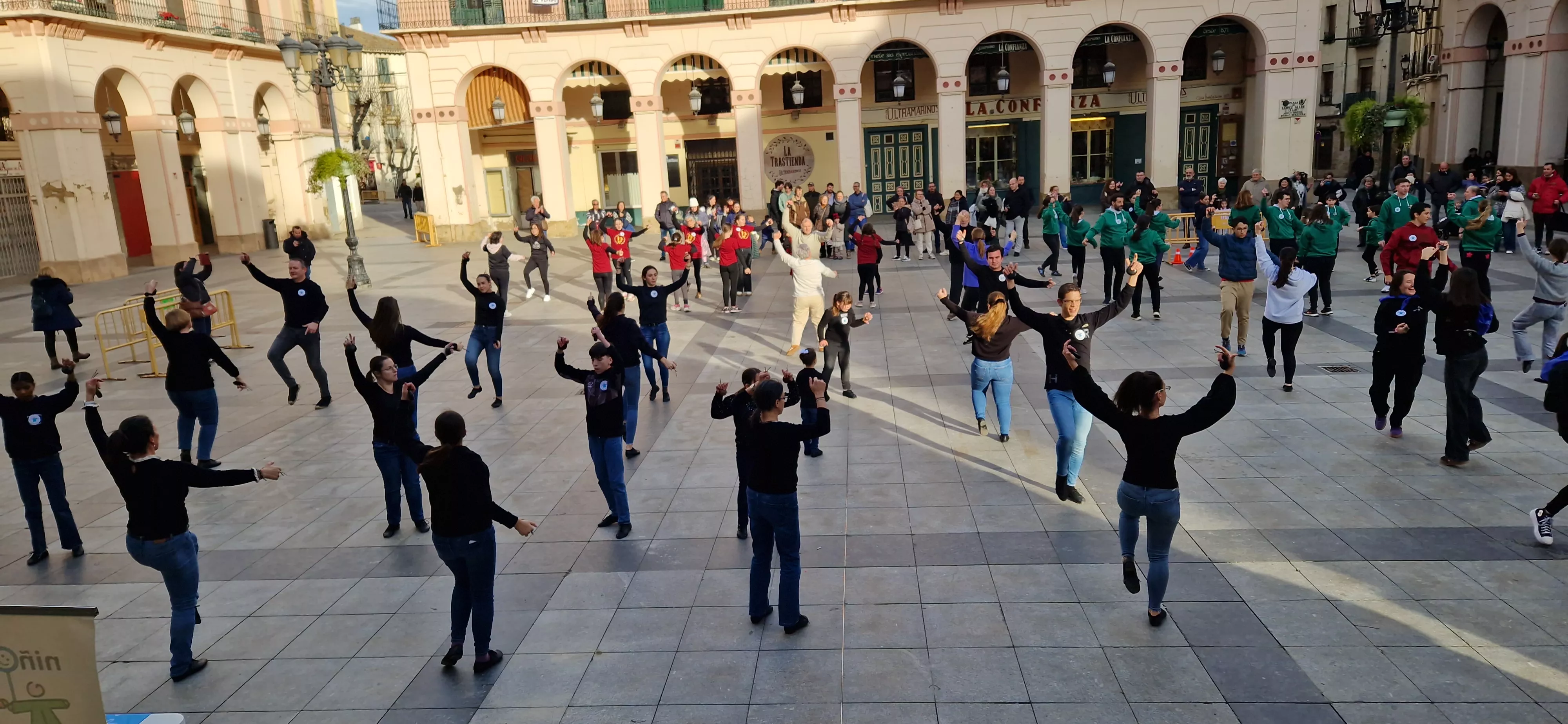 Flashmob jotero de Aspanoa en Huesca con motivo del Día Internacional del Cáncer Infantil. Foto Myriam Martínez