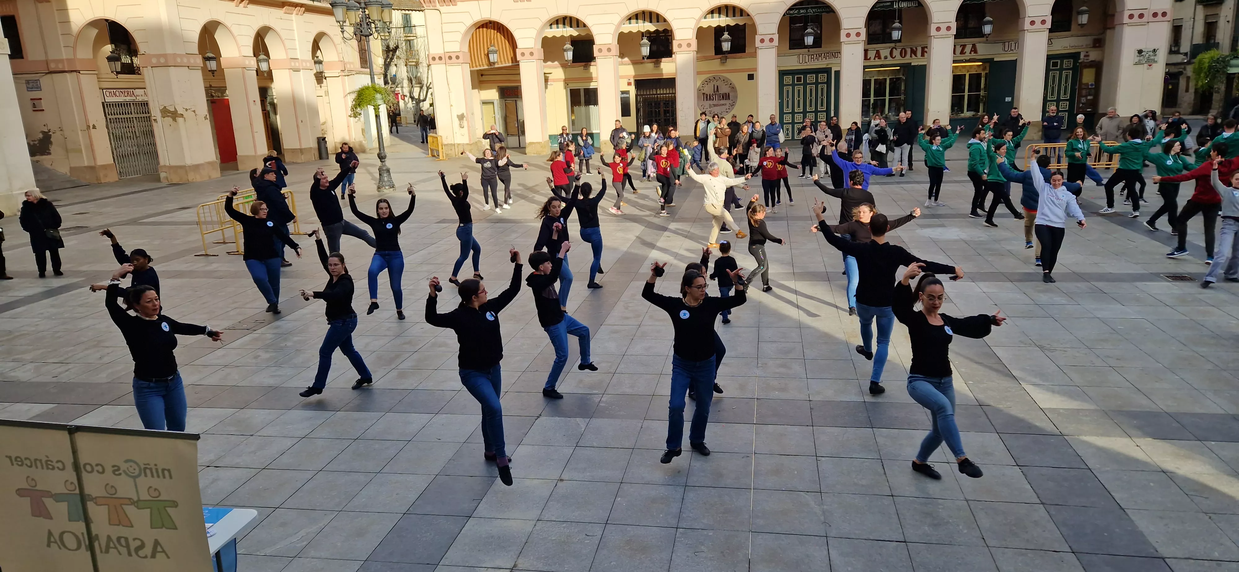 Flashmob jotero de Aspanoa en Huesca con motivo del Día Internacional del Cáncer Infantil. Foto Myriam Martínez