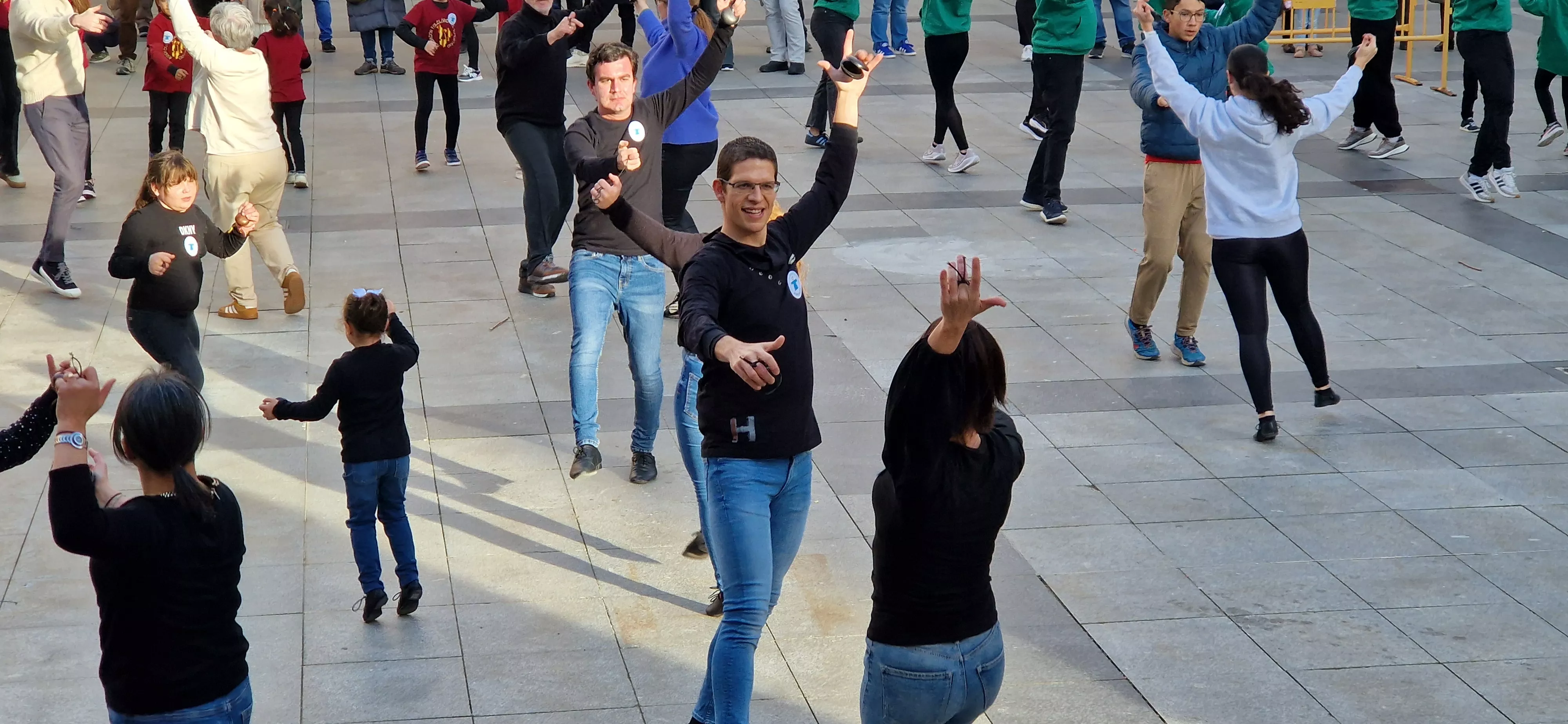 Flashmob jotero de Aspanoa en Huesca con motivo del Día Internacional del Cáncer Infantil. Foto Myriam Martínez