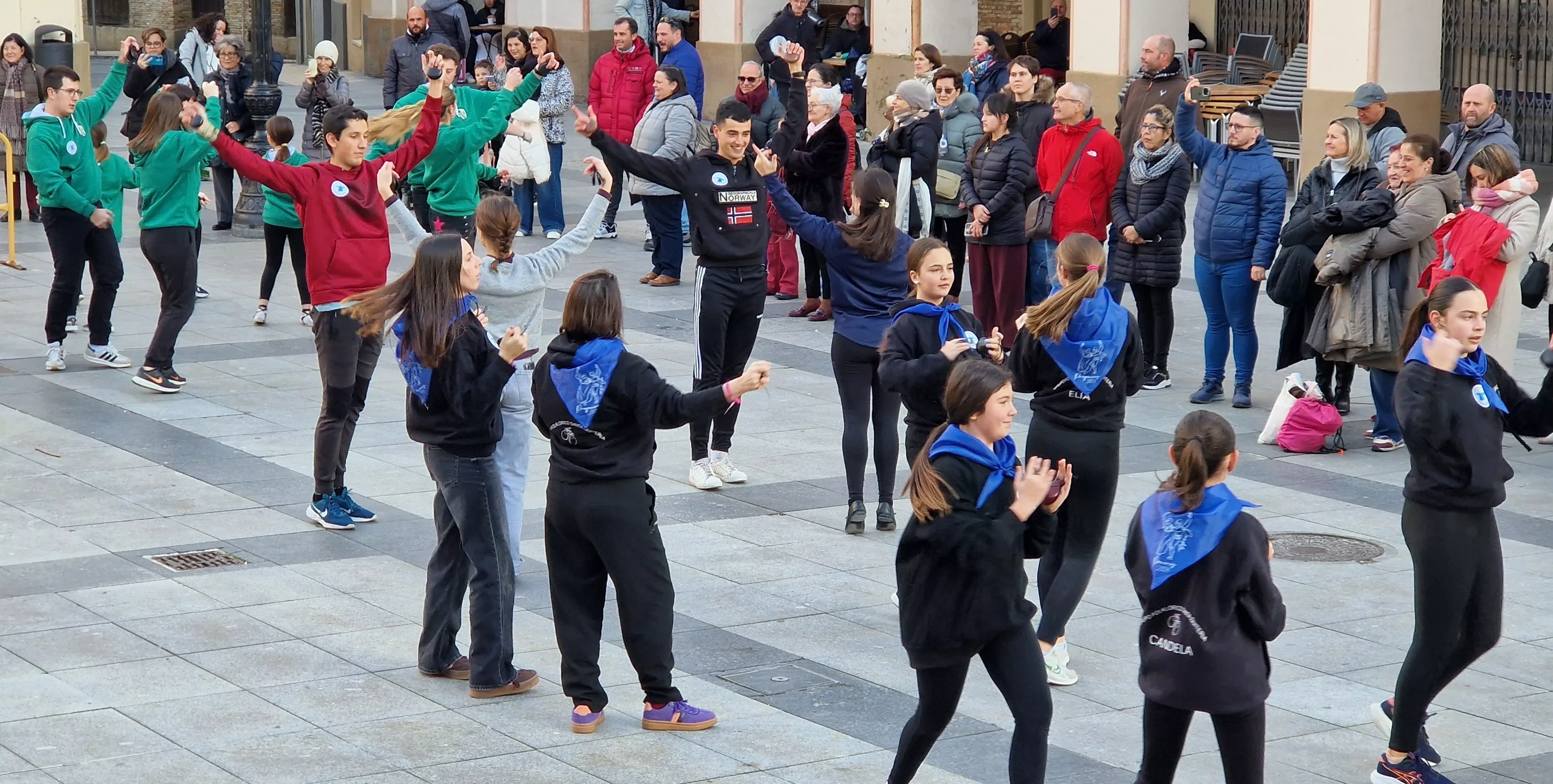 Flashmob jotero de Aspanoa en Huesca con motivo del Día Internacional del Cáncer Infantil. Foto Myriam Martínez