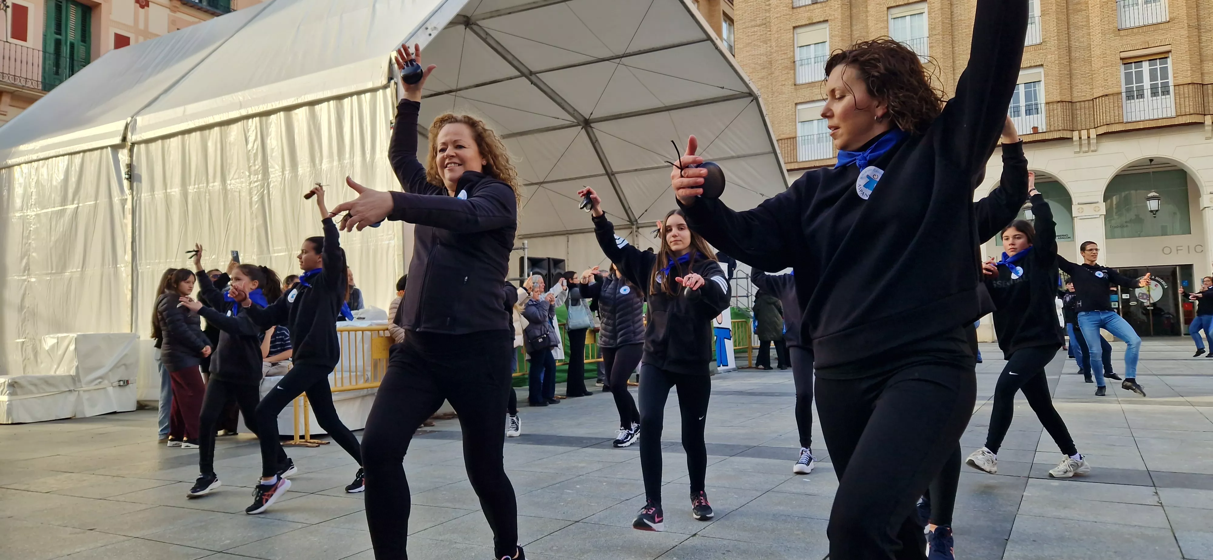 Flashmob jotero de Aspanoa en Huesca con motivo del Día Internacional del Cáncer Infantil. Foto Myriam Martínez