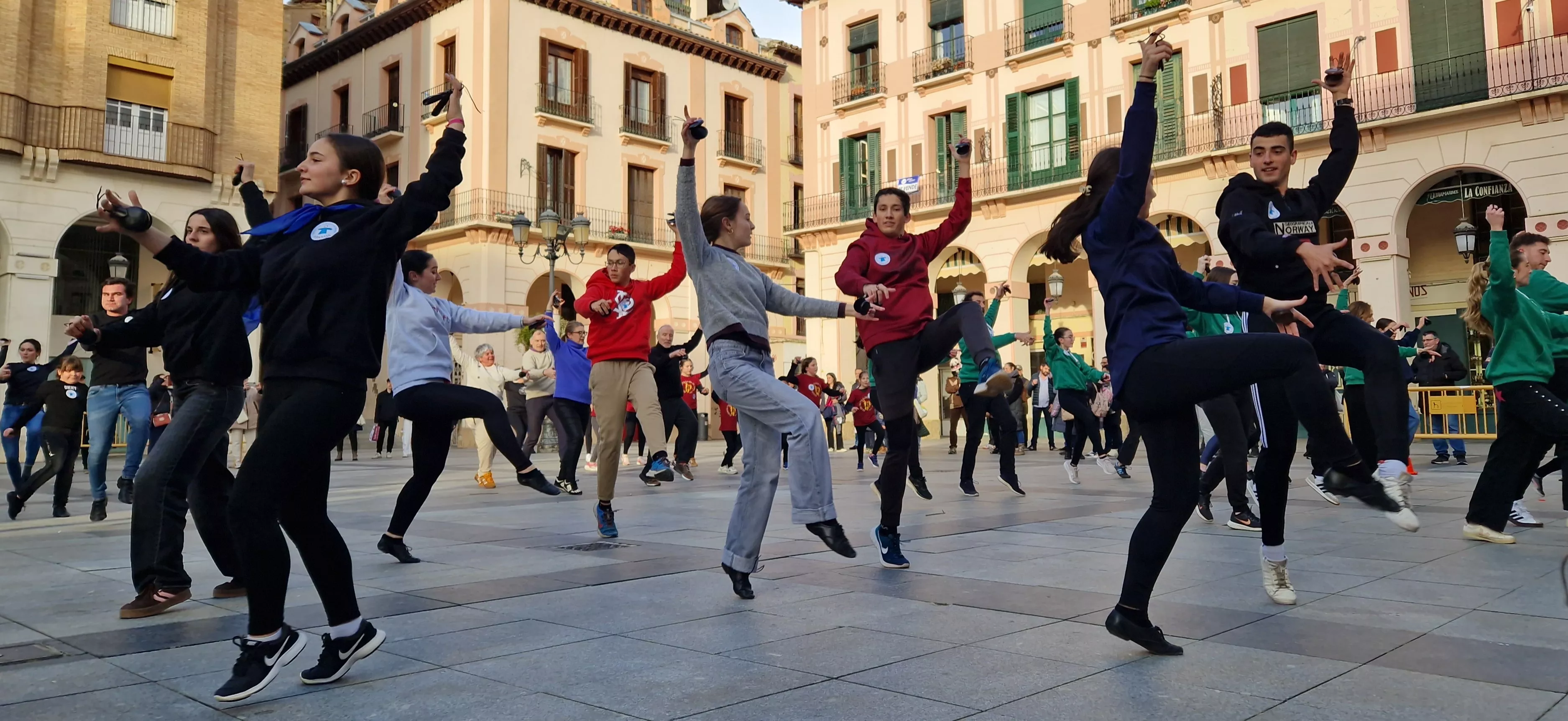Flashmob jotero de Aspanoa en Huesca con motivo del Día Internacional del Cáncer Infantil. Foto Myriam Martínez