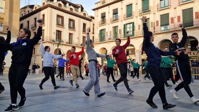 Flashmob jotero de Aspanoa en Huesca con motivo del Día Internacional del Cáncer Infantil. Foto Myriam Martínez Flashmob jotero de Aspanoa en Huesca con motivo del Día Internacional del Cáncer Infantil. Foto Myriam Martínez